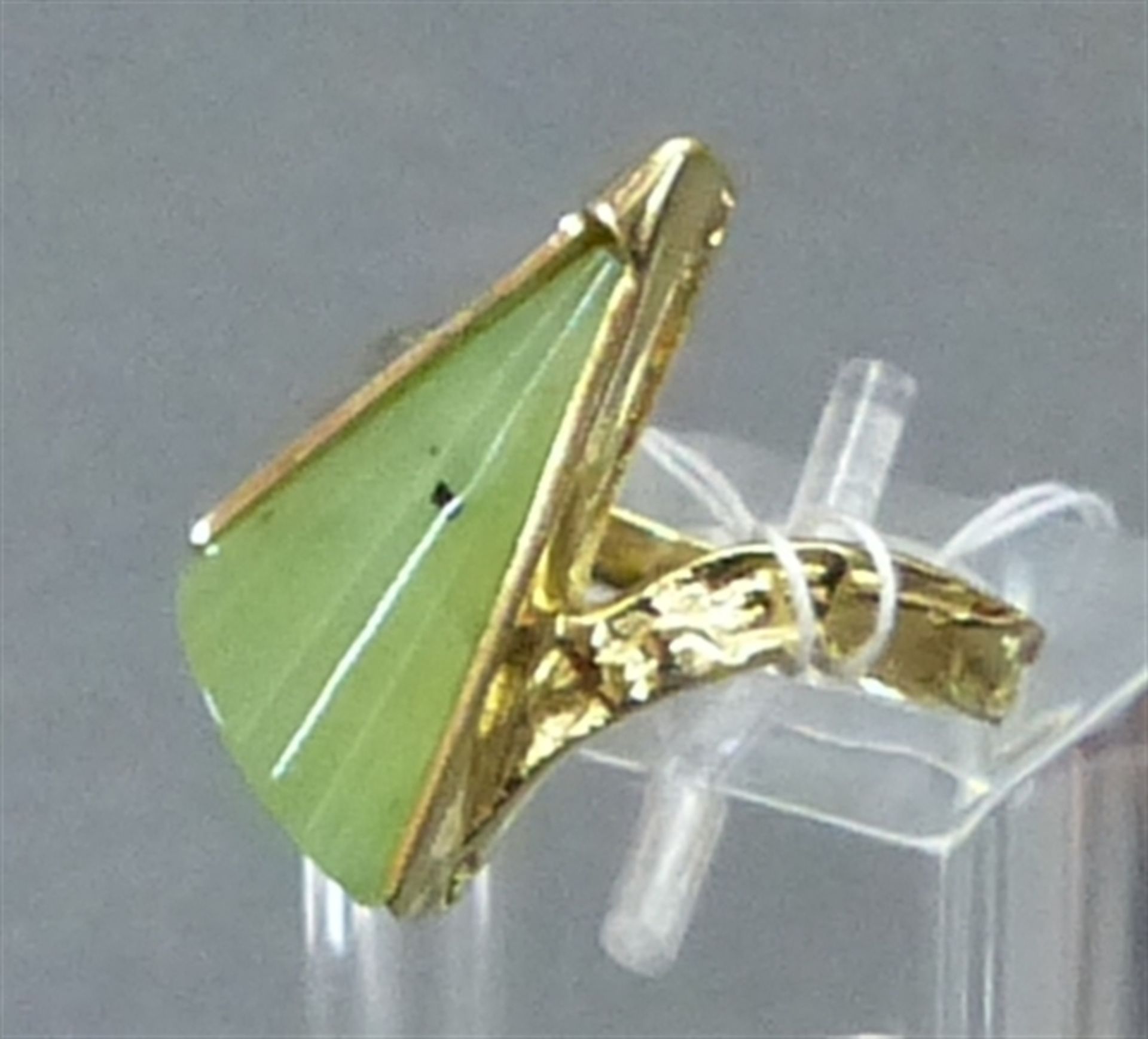 Damenring 14 kt. Gelbgold, Jade, Relieffassung, modern, ca. 6 g schwer, RM 54,