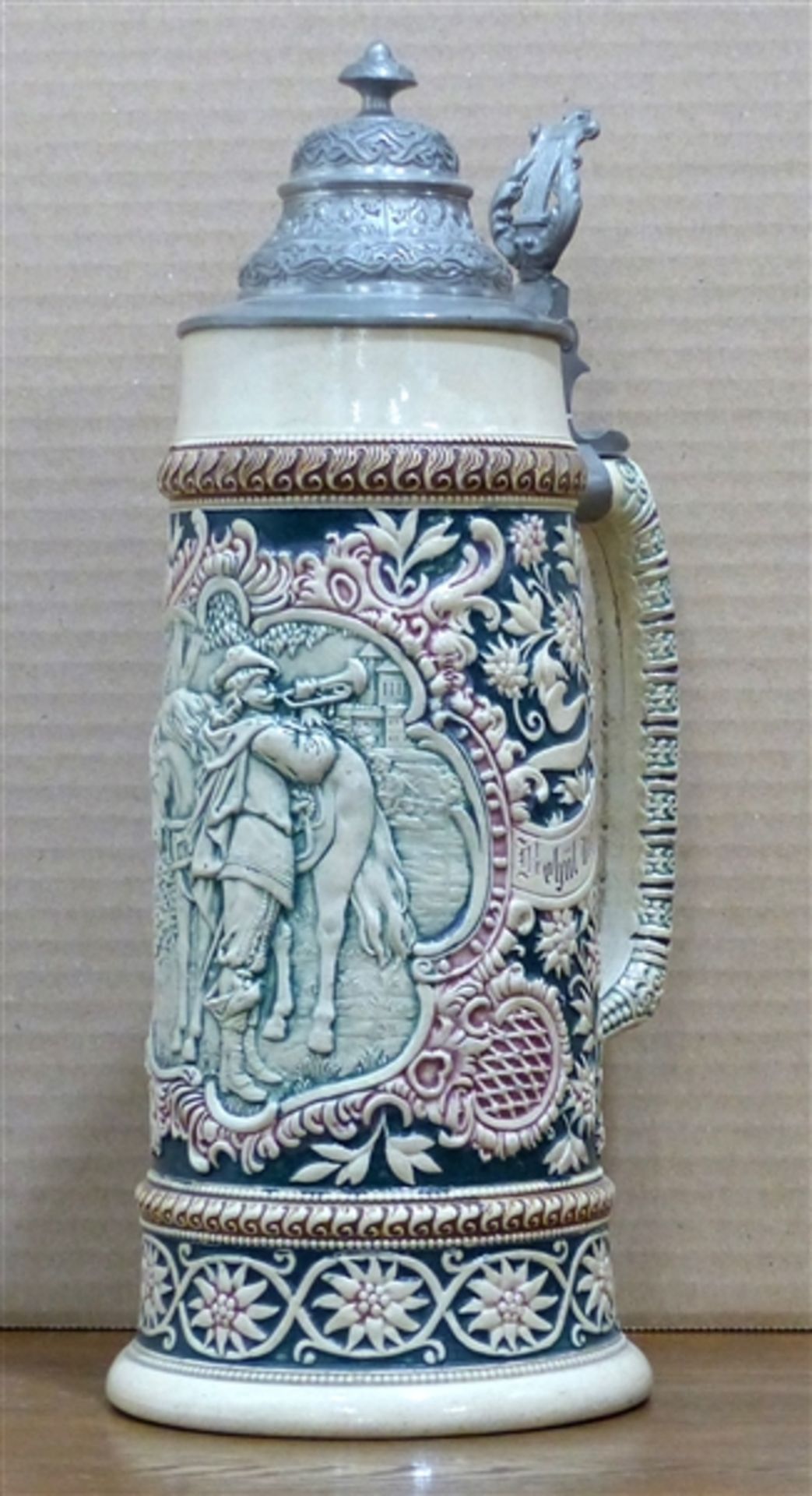 Keramikkrug um 1930, Reliefdekor, Zinndeckel, Daumendrücker in Form einer Lyra, h 33 cm,