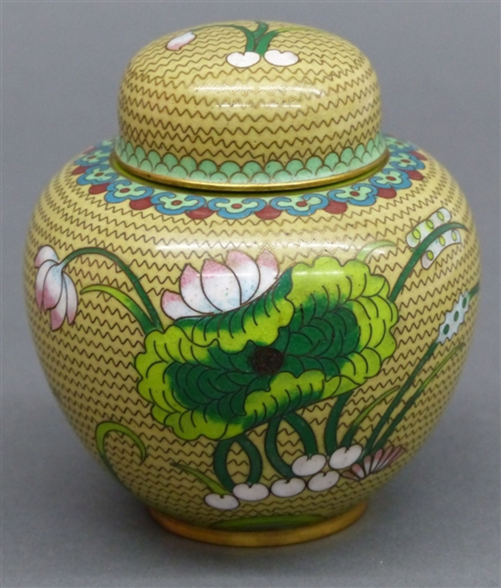 Deckelvase China, Cloisonne, beiger Fond, Blumendekor, h 11 cm,