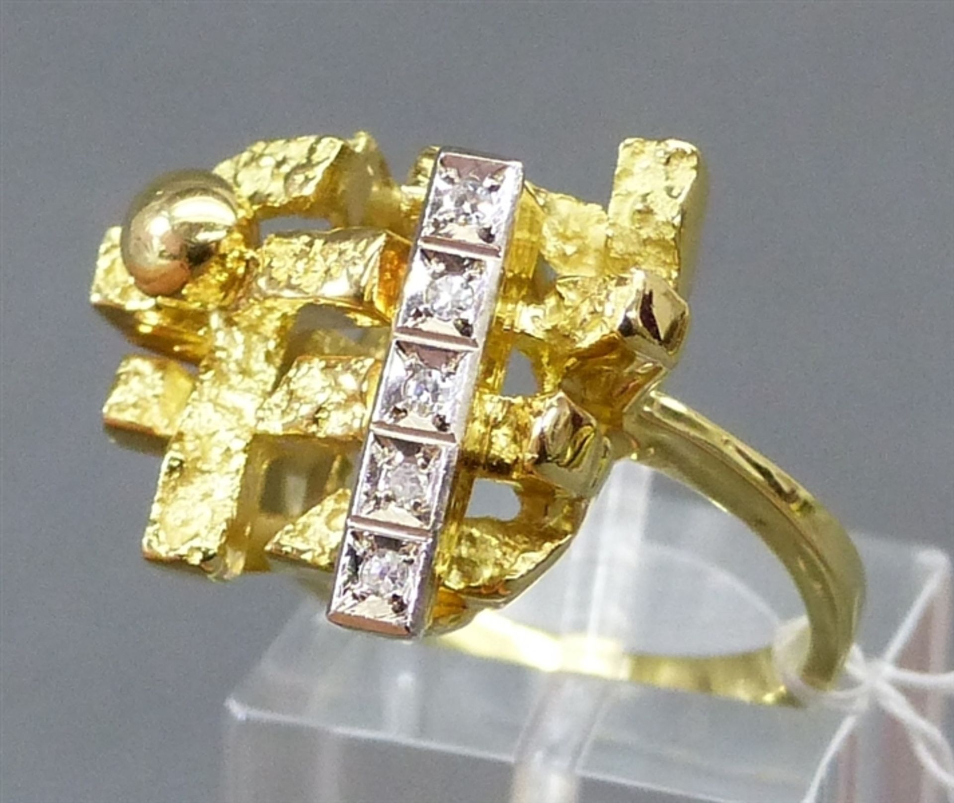 Damenring 18 kt. Gelbgold, besetzt mit 5 Diamanten zus. ca. 0,08 ct., wesselton, moderne Fassung,