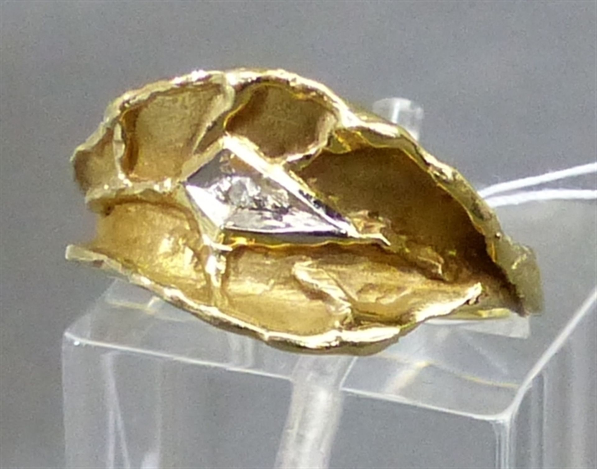 Damenring 14 kt. Gelbgold, 1 Diamant, mod. Reliefarbeit, ca. 4 g schwer, EM 52,