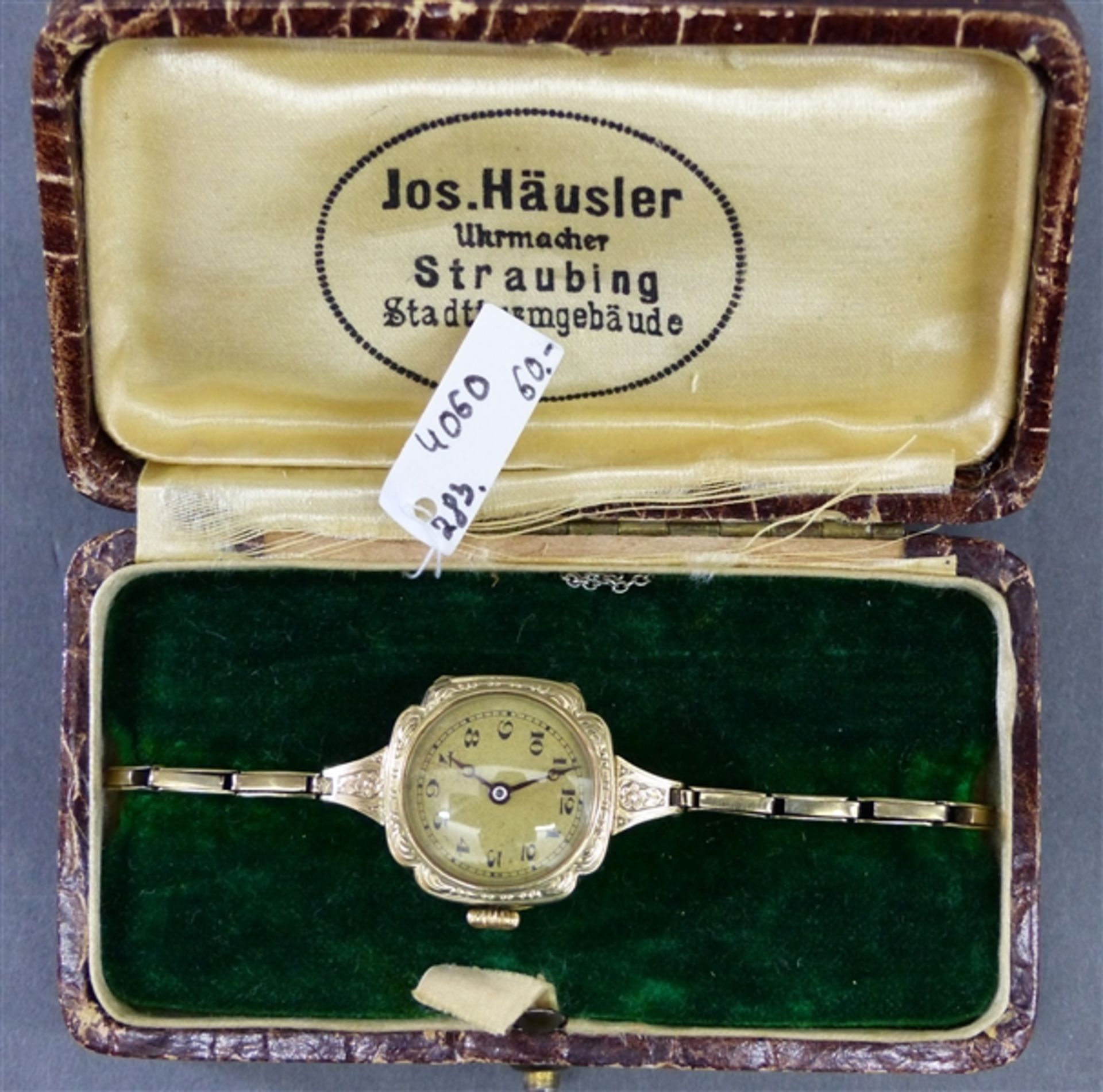 Armbanduhr, um 1900 14 kt. Gelbgold, graviertes Gehäuse, Handaufzug, Ankerwerk, goldfarbenes