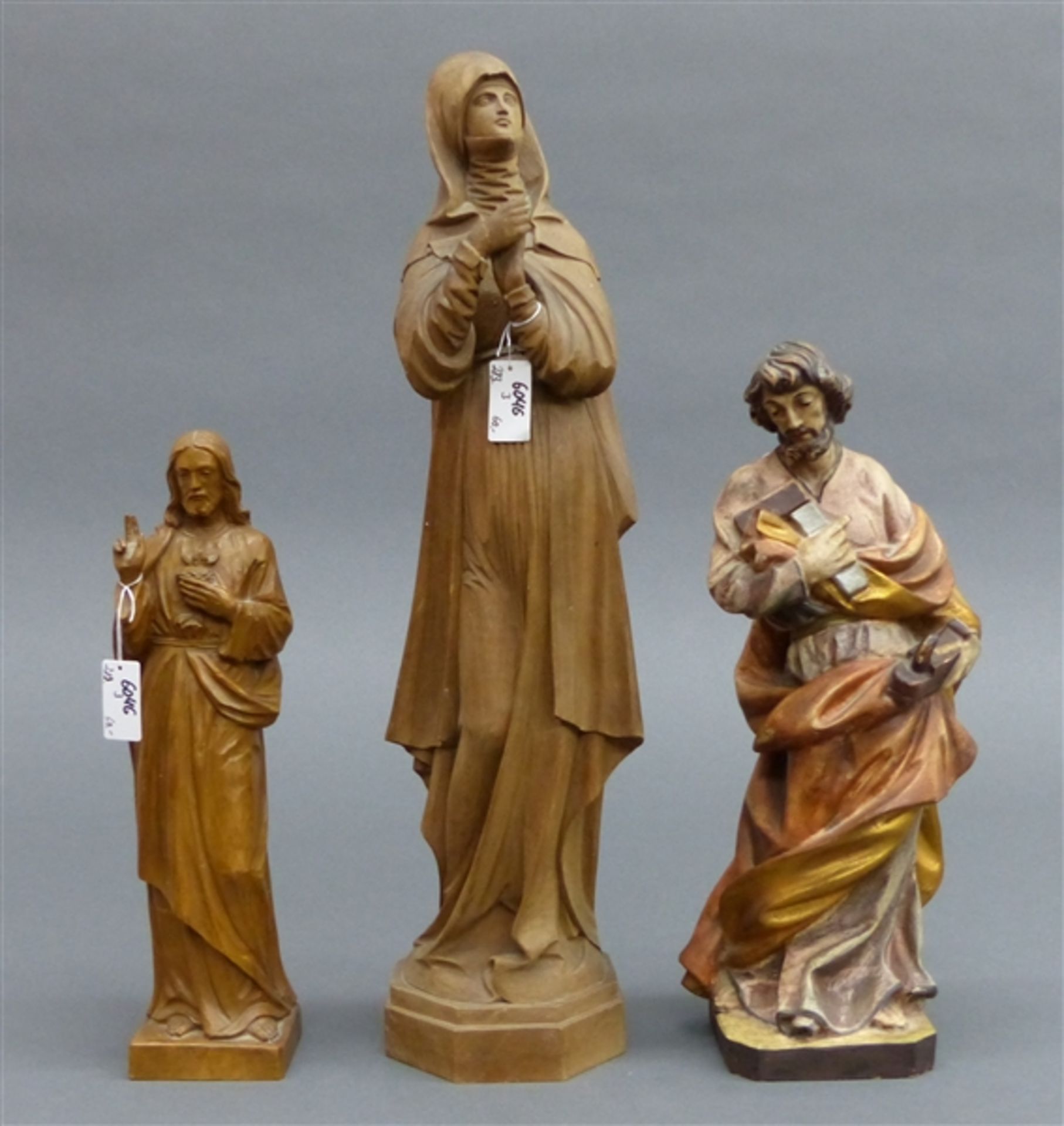 3 Holzfiguren geschnitzt, Jesu mit Flammherz, Hl. Joseph, betende Heilige, verschieden, 26-42 cm,