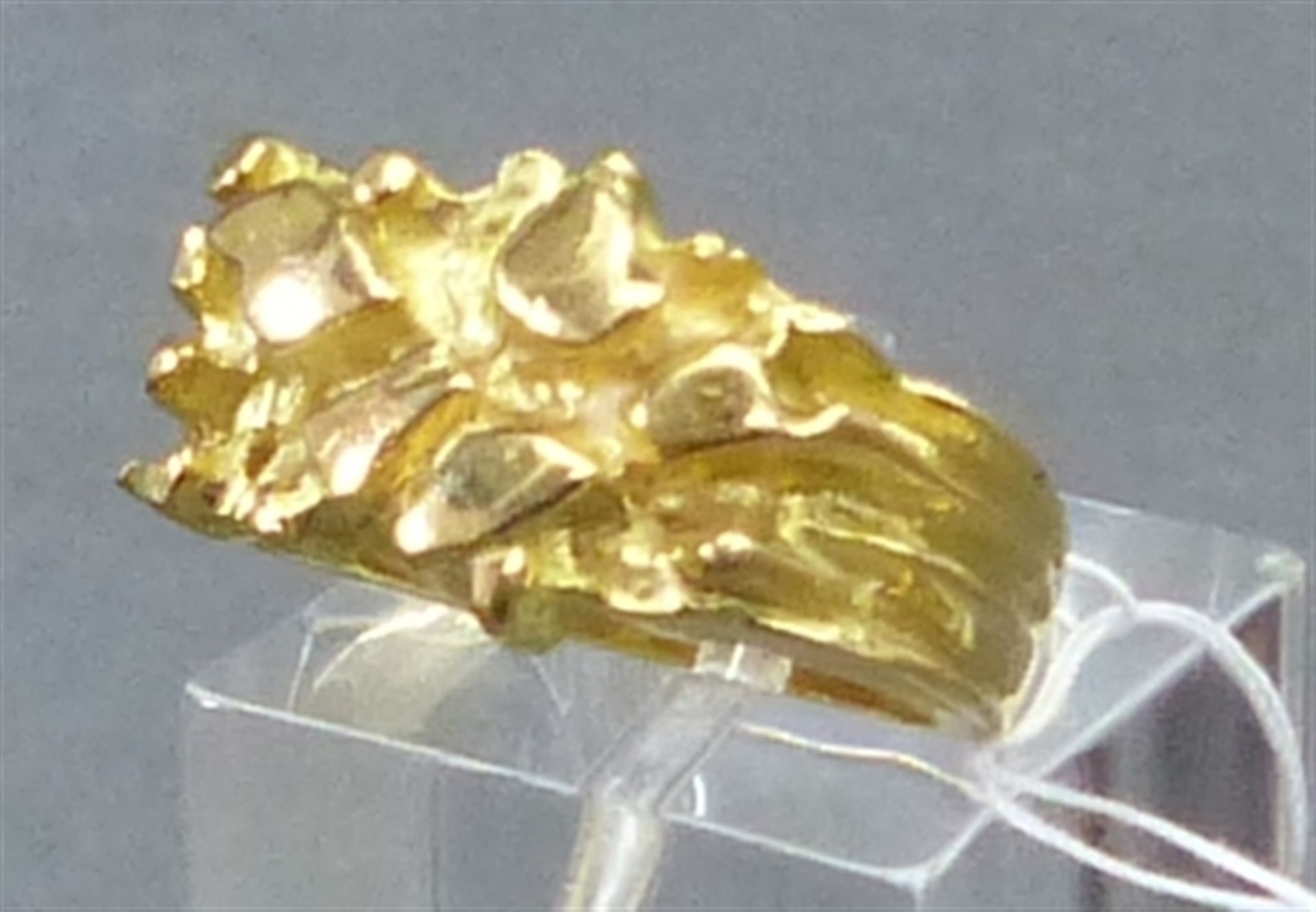 Damenring 18 kt. Gelbgold, moderne Reliefarbeit, ca. 8 g schwer, RM 55,