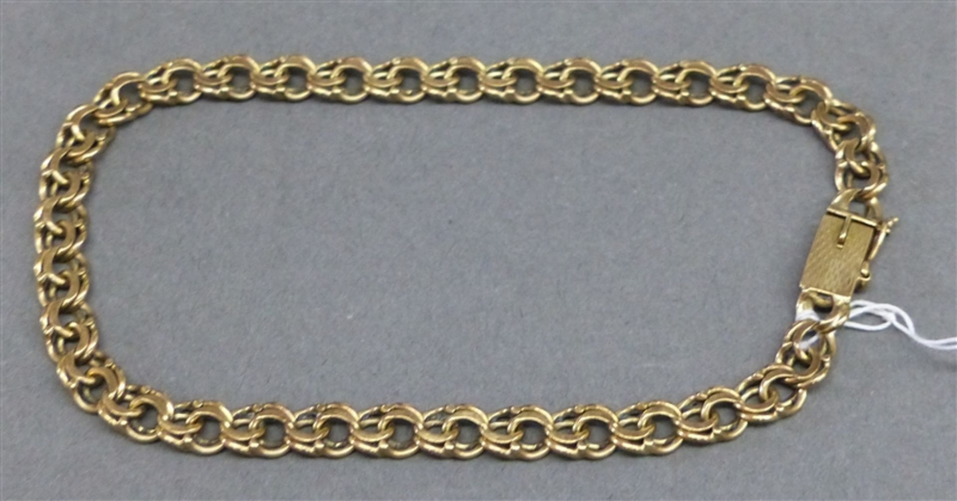 Armband, um 1920 8 kt. Gelbgold, Doppelglieder, Kastenschloss mit Sicherung, ca. 8 g schwer, l 18