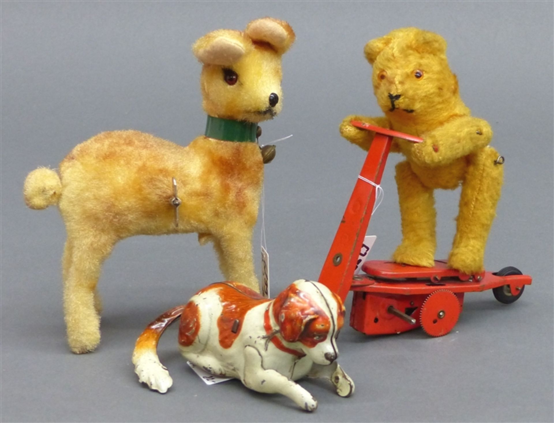 Konvolut Spielsachen Metall Bernhardiner, "Made in US Zone"; Teddy auf rotem Metallroller;