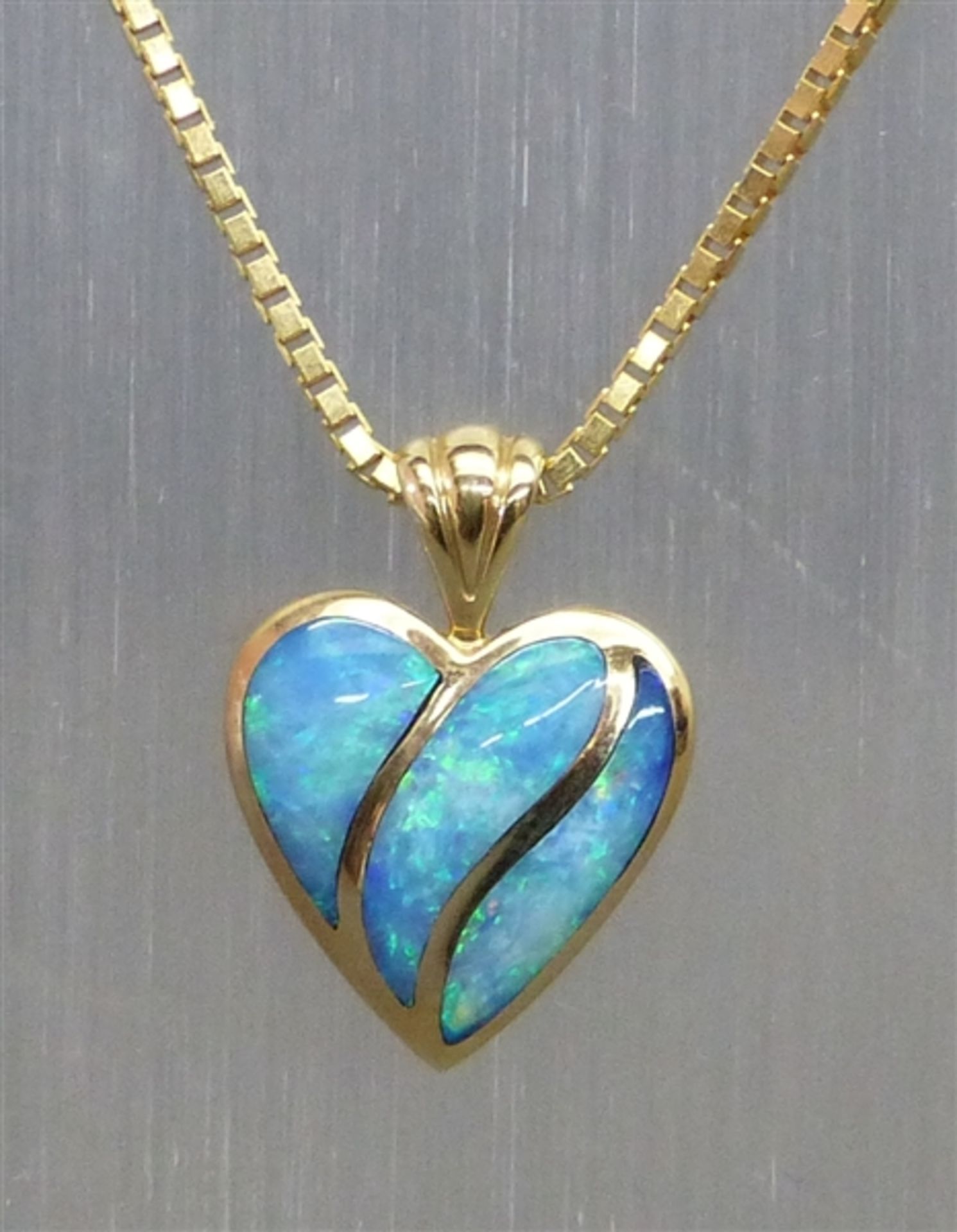 Collier 14 kt. Gelbgold, Herzanhänger, Opaleinlagen, am Venezianerkette, ca. 9 g schwer, l 44 cm,