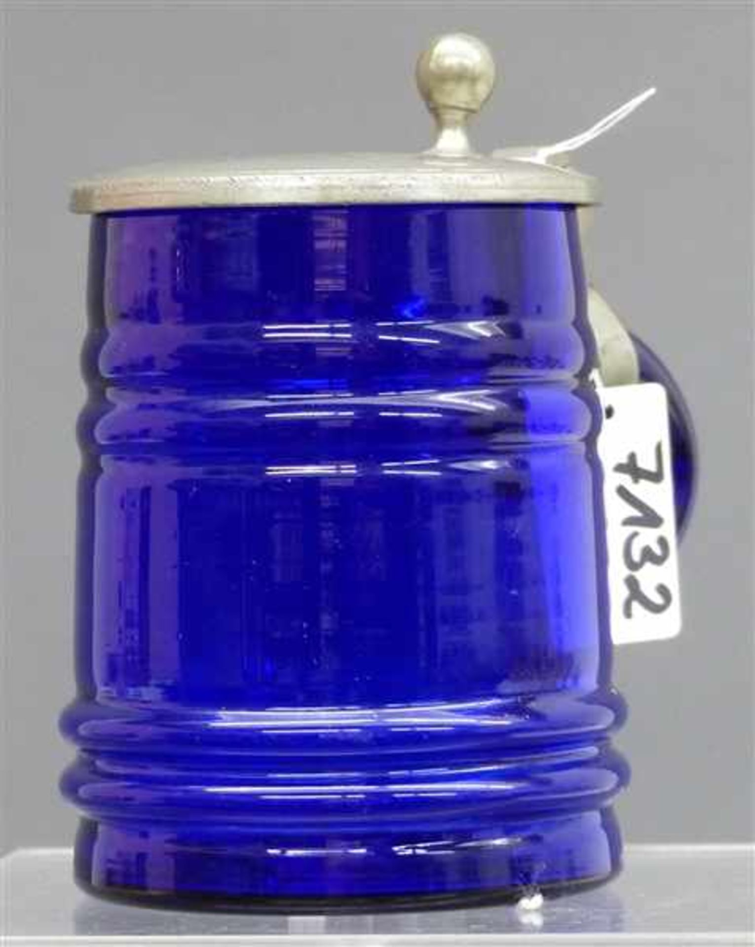 Kinderkrug, 19. Jh.Blauglas, mit Zinndeckel, Abriss, kobaltblau, h 9 cm,