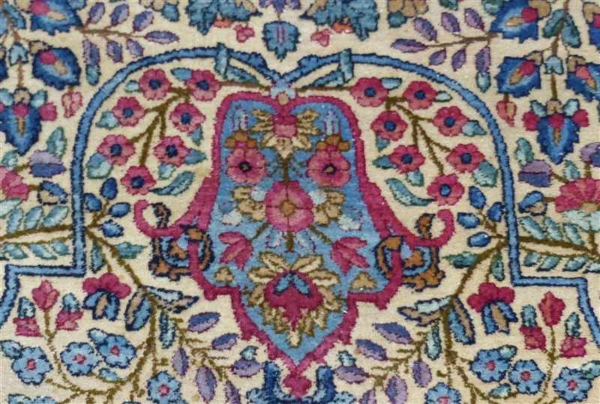 Täbris, altblau-beige grundig, Mittelmedaillon, florales Dekor, teilweise mit Abrash, seltene Größe, - Bild 2 aus 7