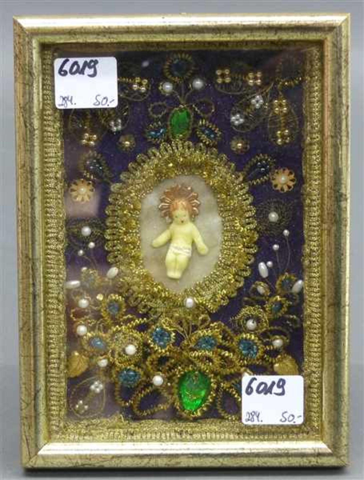 Klosterarbeit20. Jh., Wachsjesuskind mit Blüten und Golddrahtstickerei, 14,5x10 cm, im Rahmen,