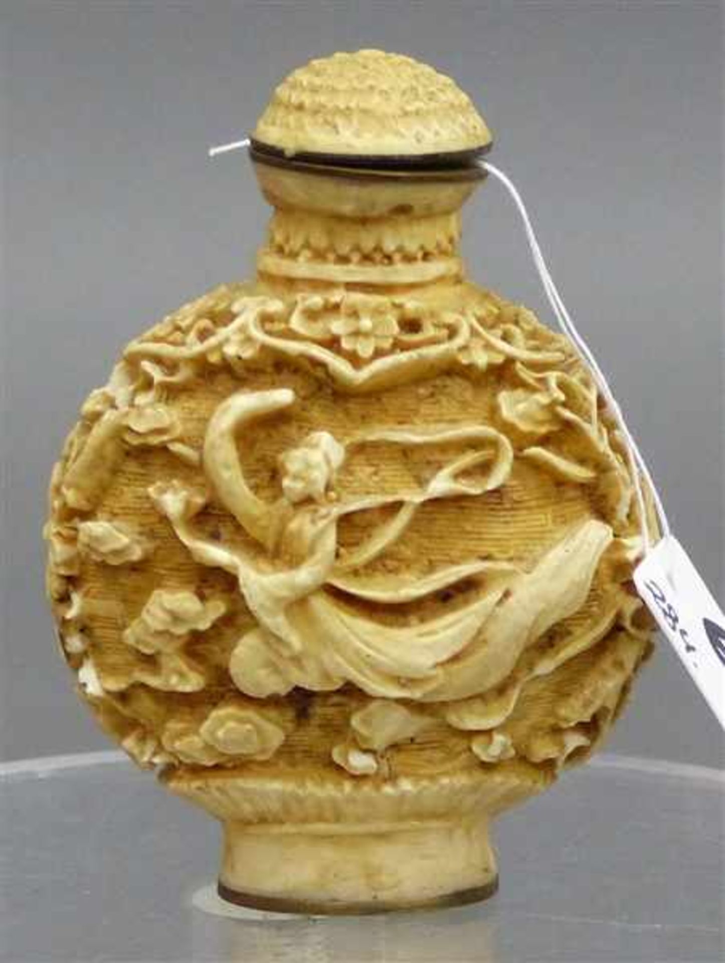 SnuffbottleMasse, Reliefdekor, "Tanzende", China, 20. Jh., h 6,5 cm,