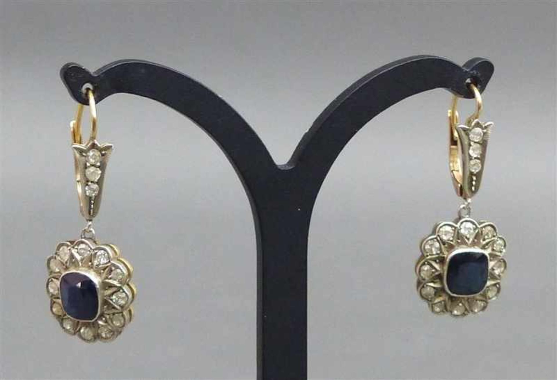 Paar Ohrhänger, 19. Jh.18 kt. Gelbgold und Silber, 2 Saphire (6x5 mm), Kranz mit je 12 Altschliff