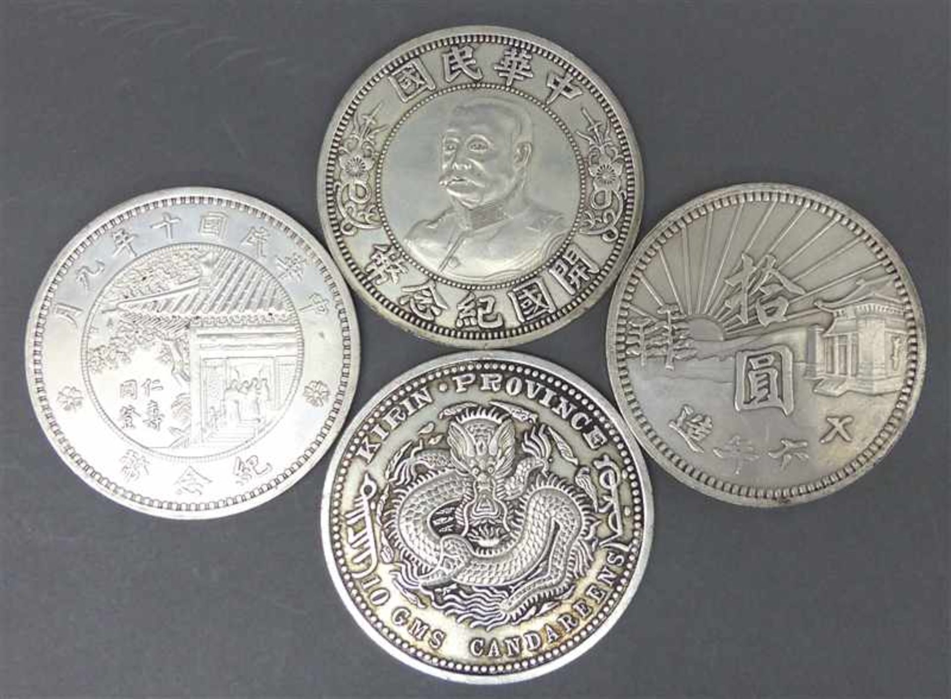 4 MedaillenChina, Metall, versilbert, Porträt, Landschaftsdarstellungen mit Schriftzeichen,