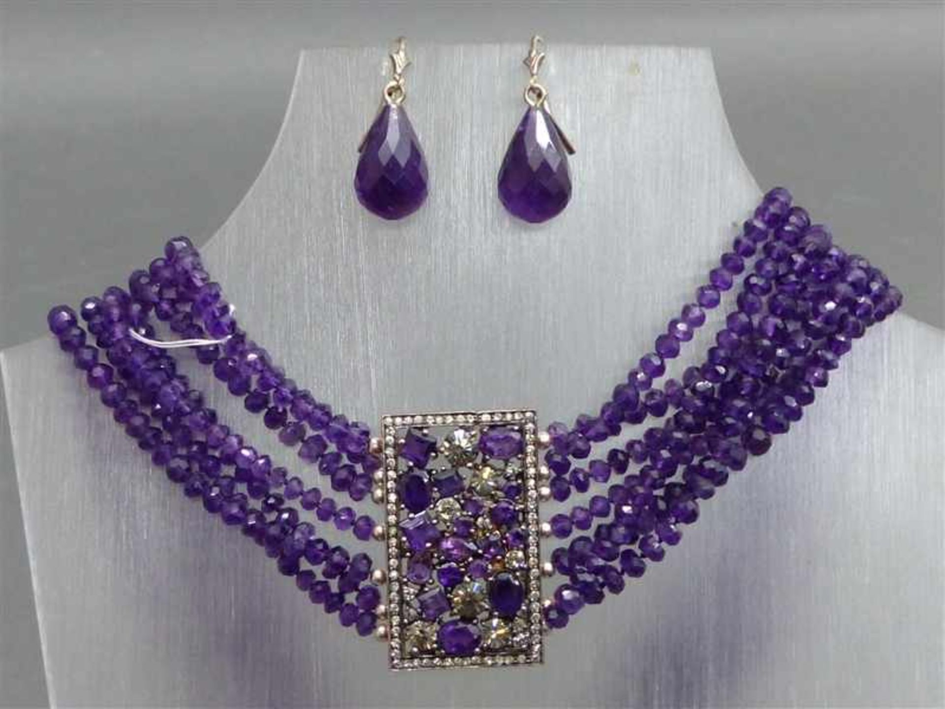 Trachtenschmuck1 Kropfkette, 7 Stränge mit Amethyststücken, silbernes Kastenschloss mit Amethyst und