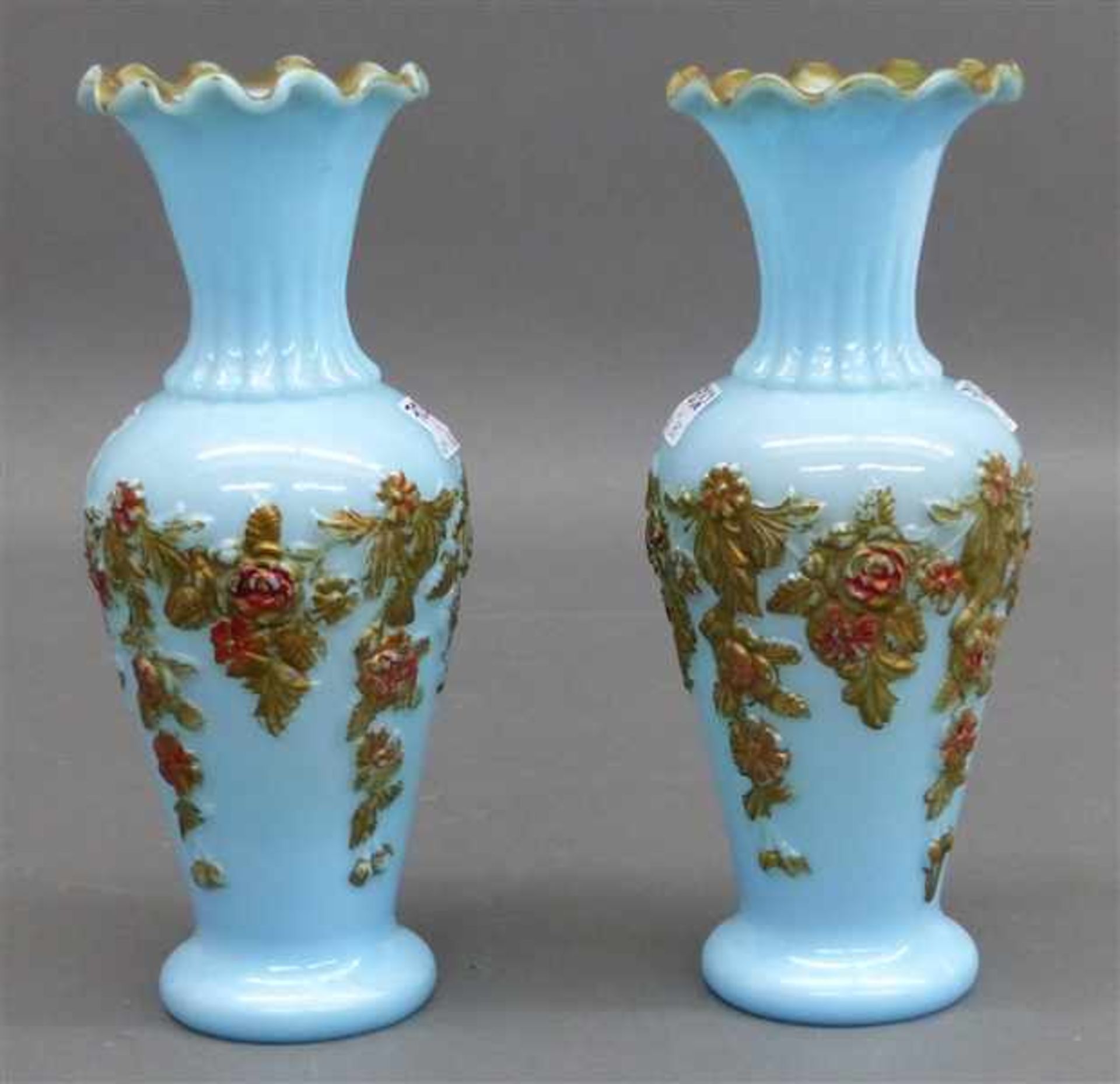 Paar Glasvasenhellblau, floraler Reliefdekor, gewellter Goldrand, um 1880, h 24 cm,