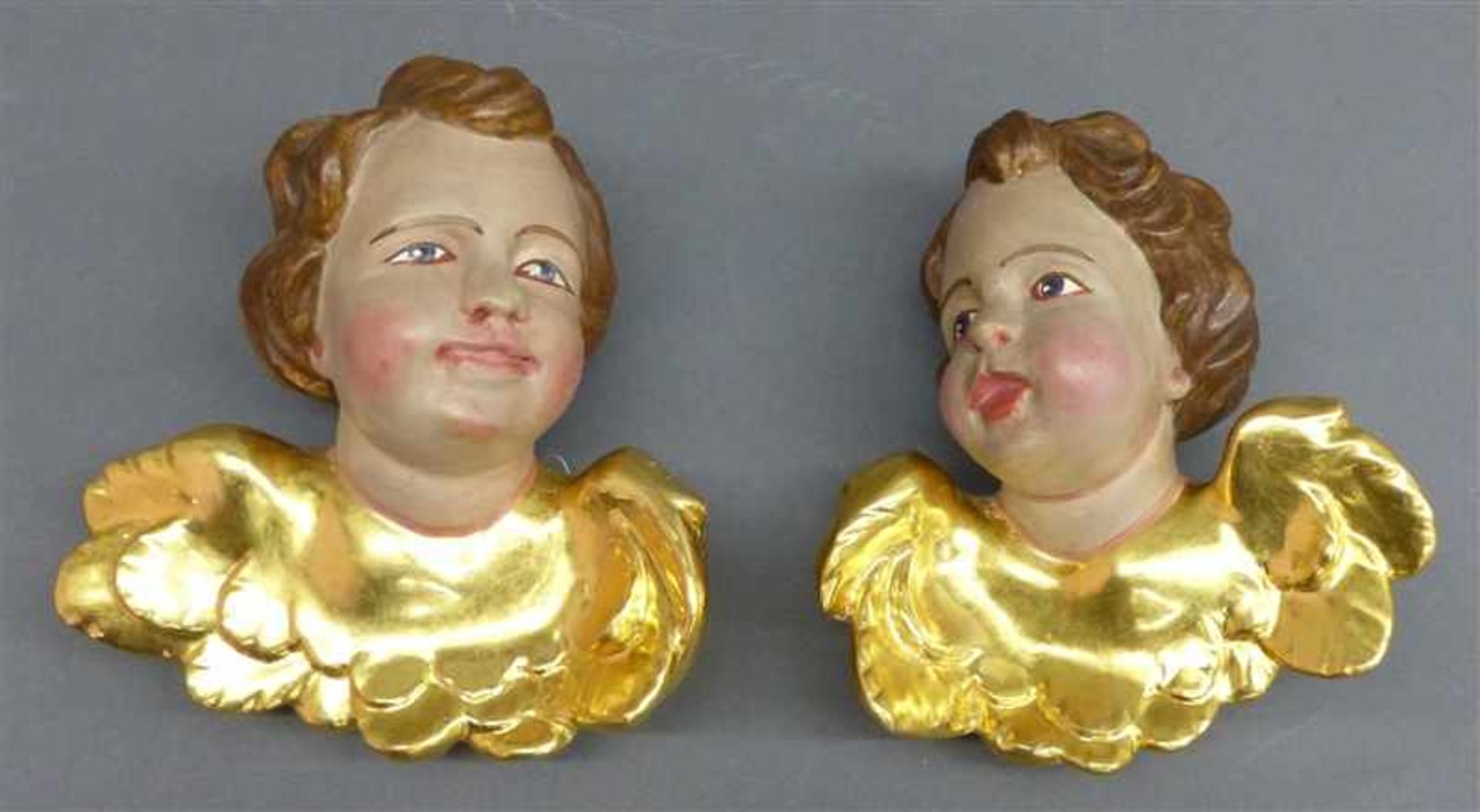 Paar Holzschnitzereien19. Jh., gefasst und teilvergoldet, "geflügelte Engel", h ca 16 cm,