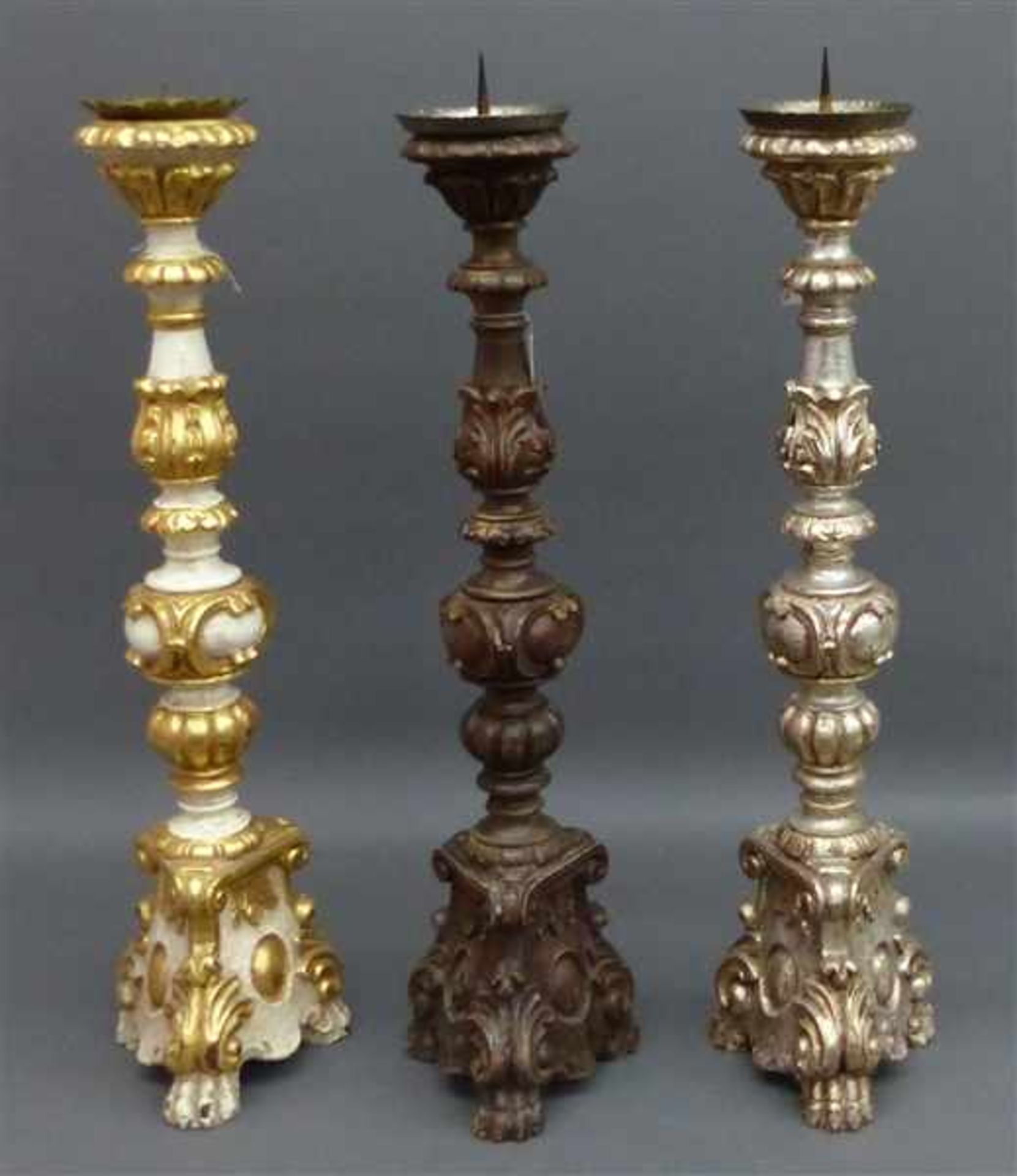 3 AltarleuchterHolz, geschnitzt, teilweise gefasst, 1x natur, 1x versilbert, 1x Gold/Weiß, 20.