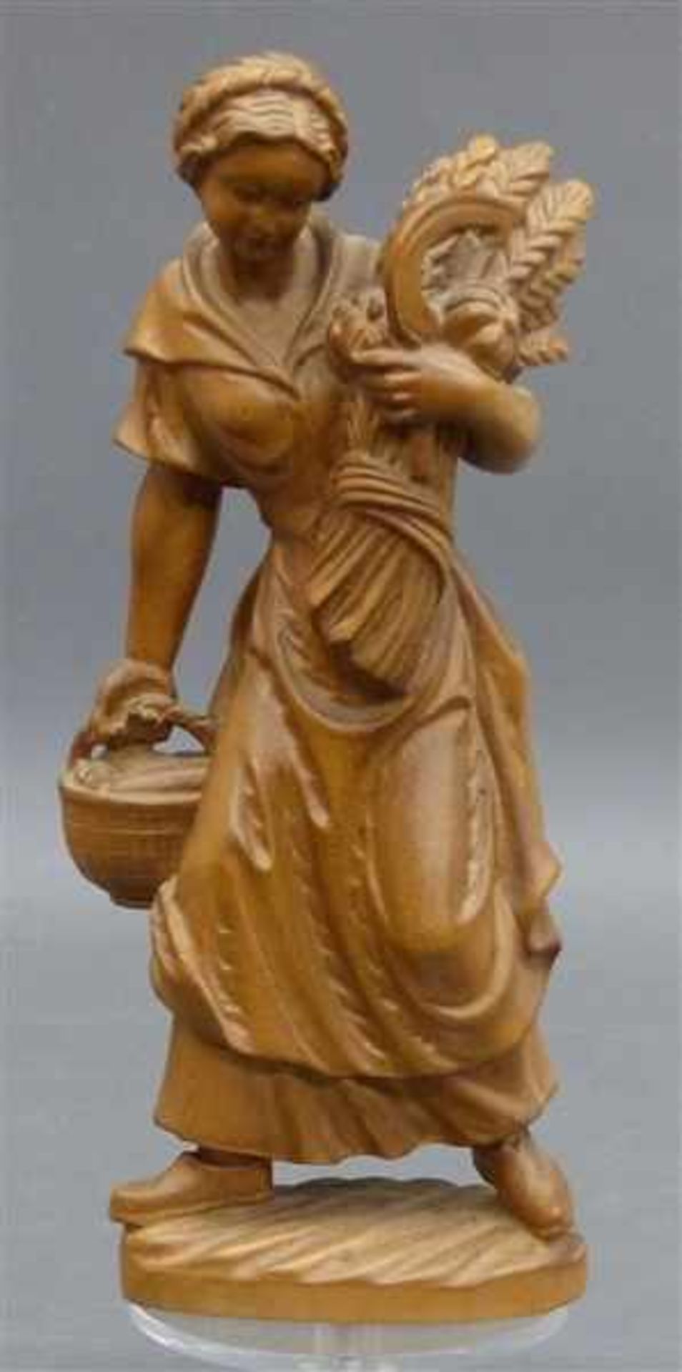 Holzskulpturnatur, Frau mit Sichel und Getreidebüschel, neuzeitlich, h 27 cm,