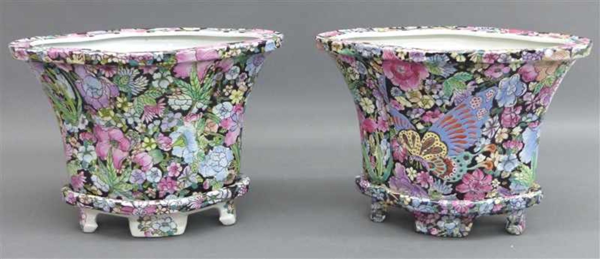 Paar PorzellanvasenChina, 20. Jh., reicher floraler Dekor auf Porzellansockel, Gesamthöhe 26 cm, b