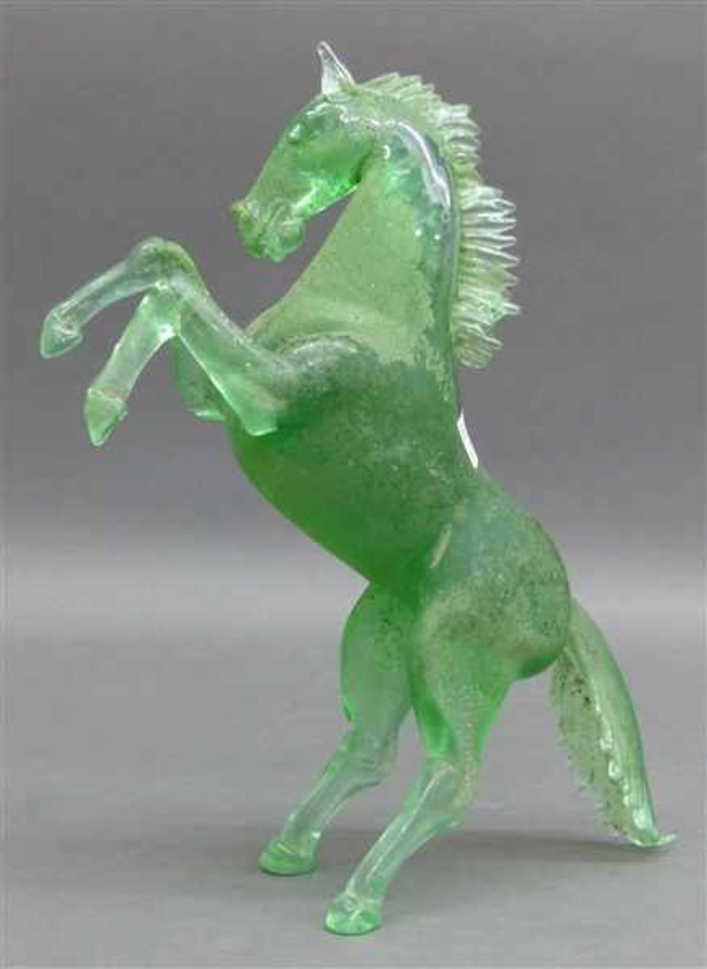 Glasskulpturgrün eingefärbtes Glas, aufsteigendes Pferd, unleserlich signiert, wohl Murano, 20. Jh.,