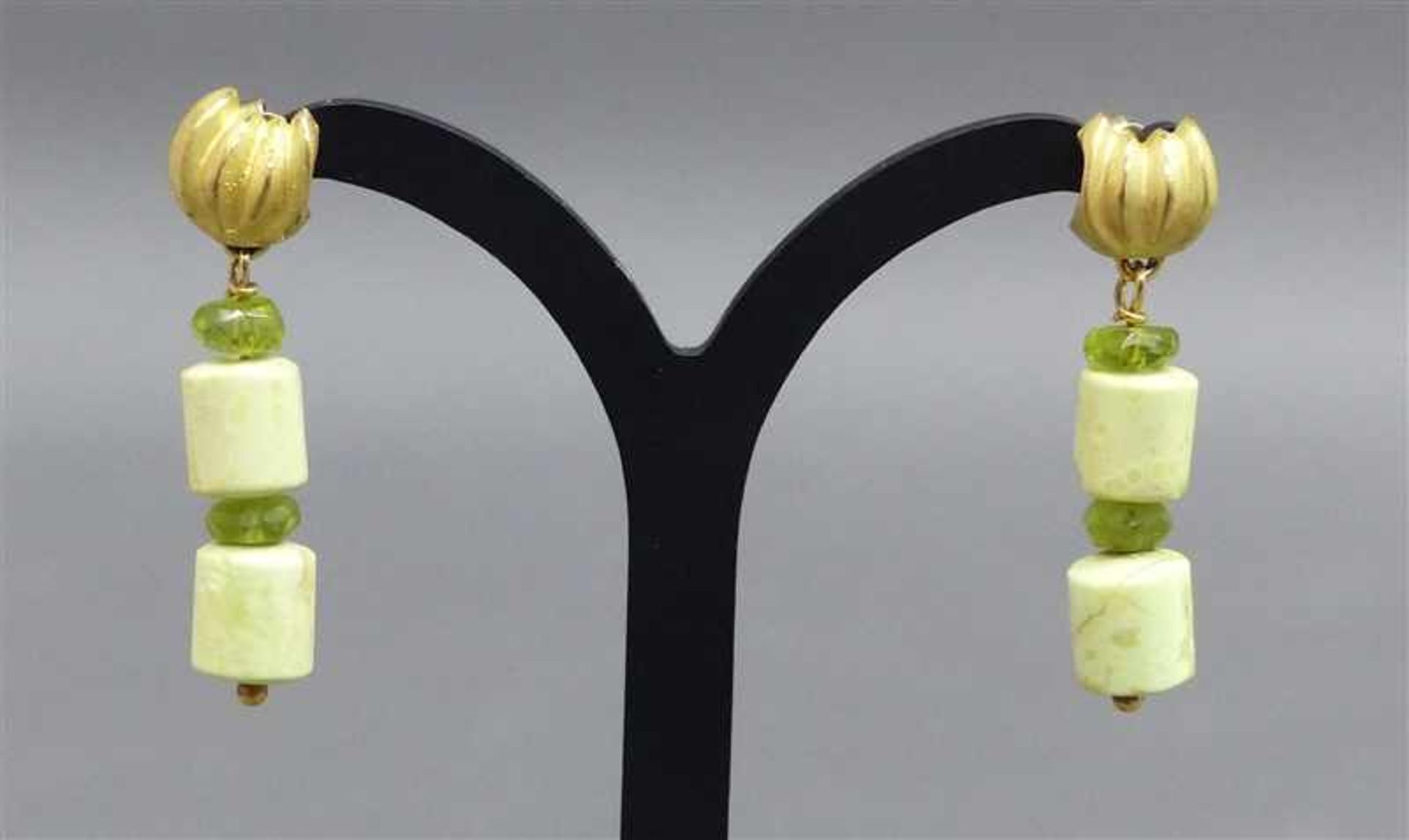 Paar Ohrhänger 18 kt. Gelbgold, Peridot und Edelstein, Handarbeit, ca. 8 g schwer, h 3,4 cm,
