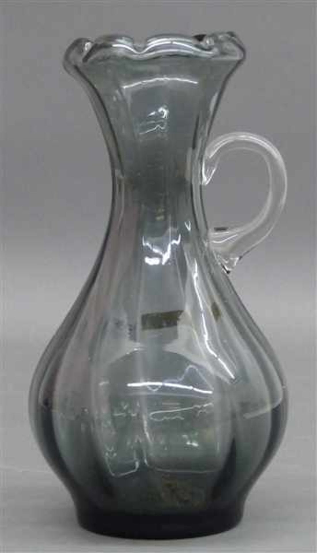 Henkelvasegrau eingefärbtes Glas, Glashütte Poschinger, 80er Jahre, h 25,5 cm,
