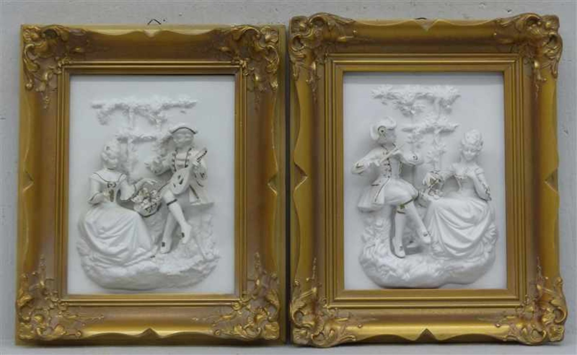 Paar ReliefarbeitenBiskuitporzellan, "Galante Szenen im Schlosspark", Golddekor, beschädigt, je