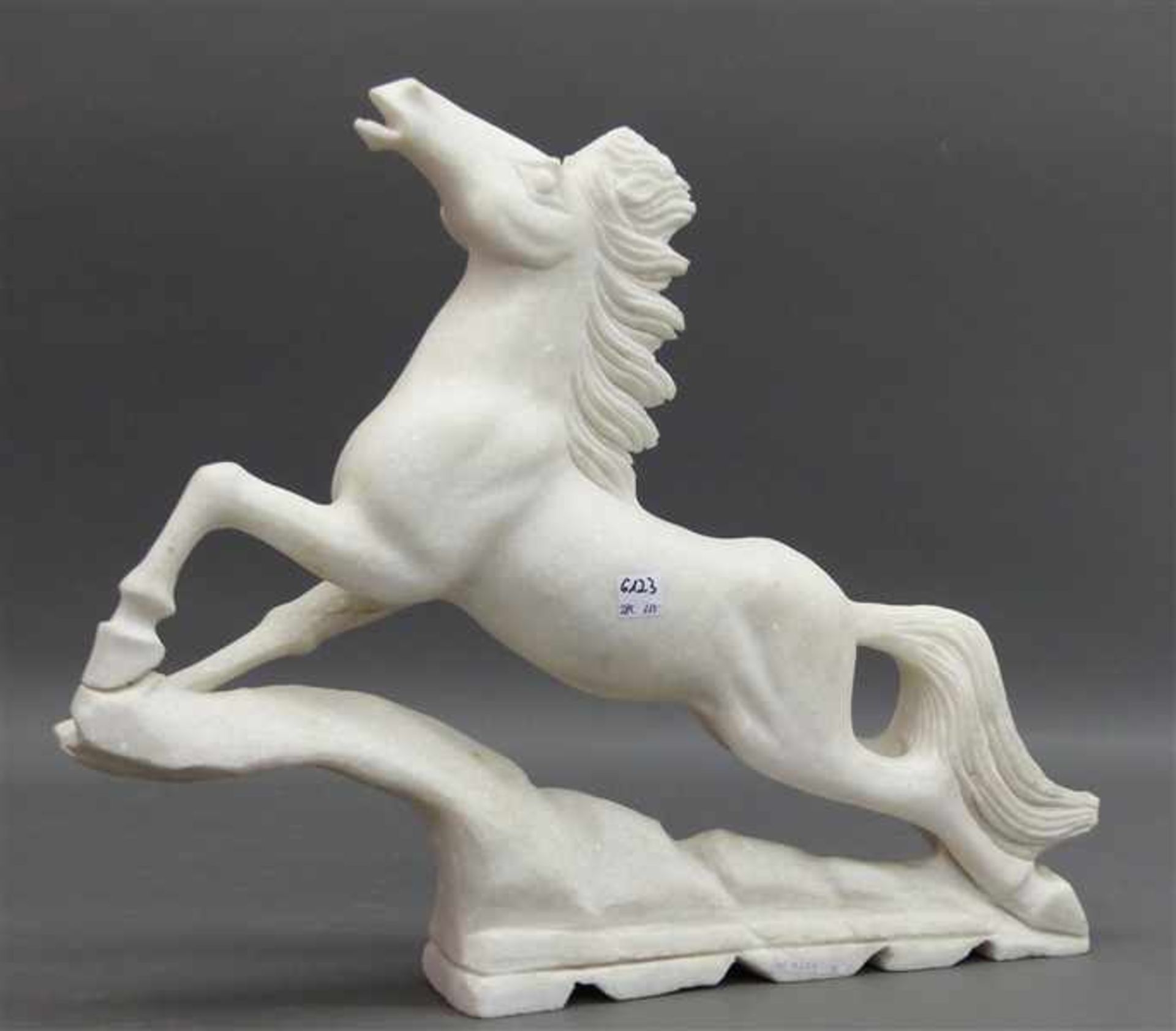 Alabaster Skulpturweiß, springendes Pferd, 20. Jh., h 41 cm,
