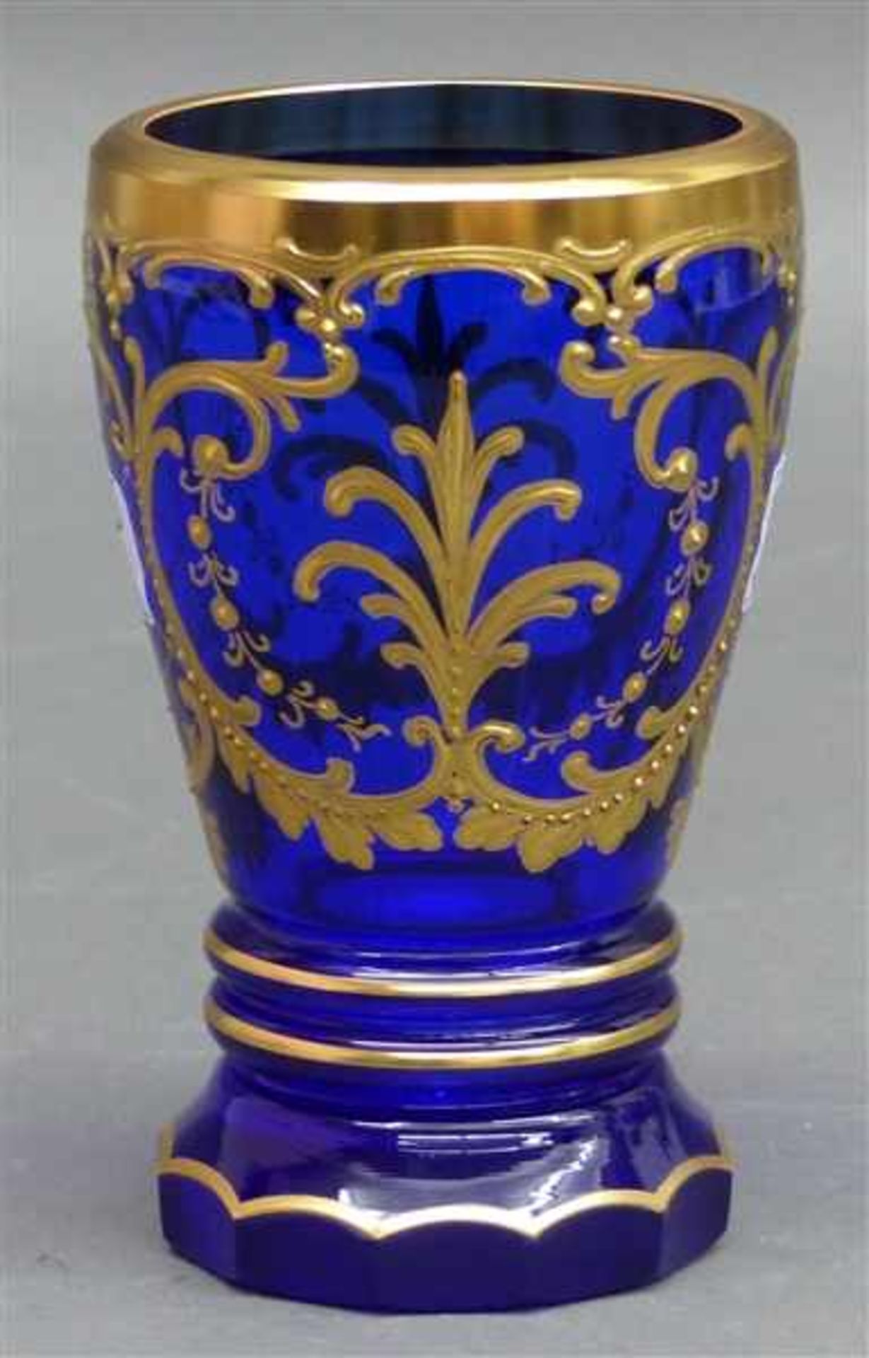 Freundschaftsbecherkobaltblaues Glas, aufwändiger Golddekor, Bayerischer Wald, 20. Jh., h 13,5 cm,