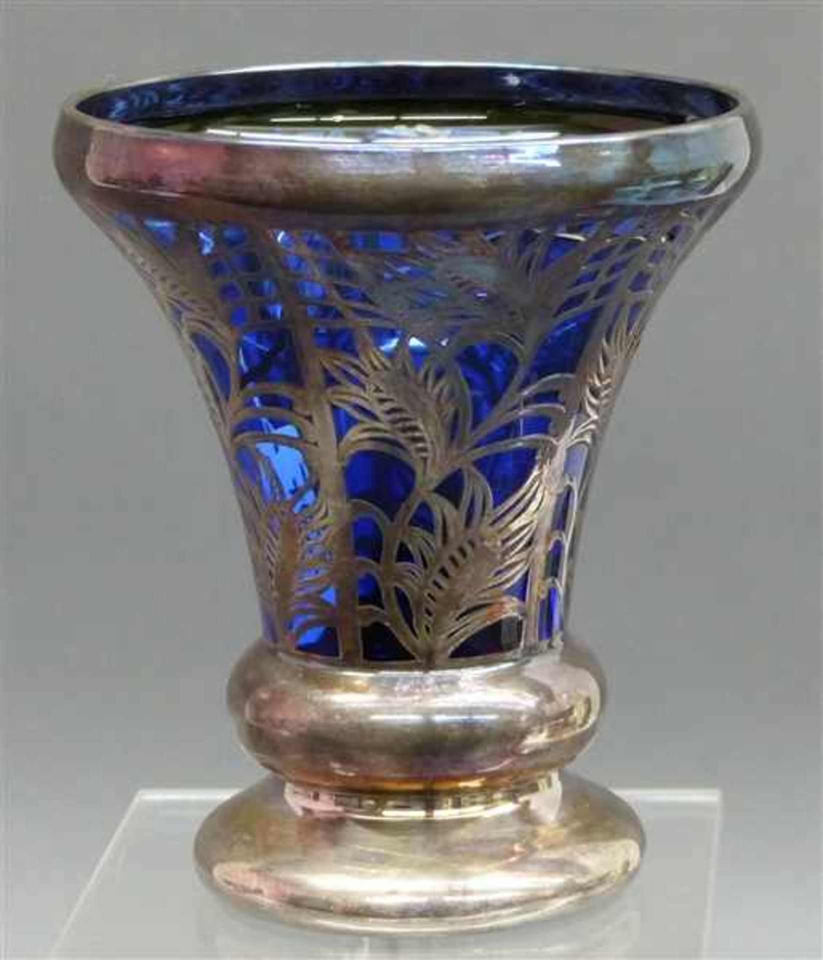 Freundschaftsbecherblaues Glas, beschädigt, mit aufwändigem Silberdekor, h 12,5 cm,