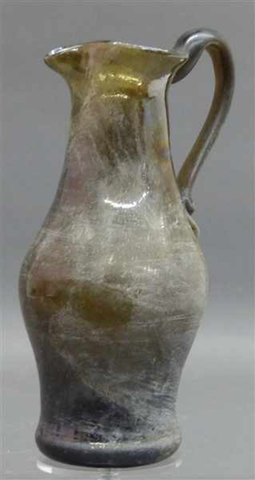 Henkelkannegrün-braun, eingefärbtes Glas, Abriss, h 29 cm,