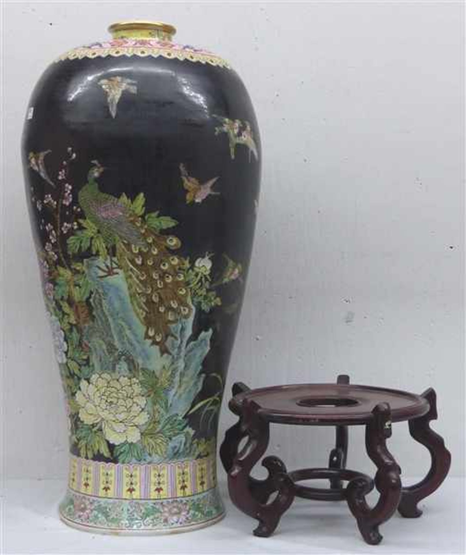ChinavasePorzellan, Mitte 20. Jh., dunkler Fond, reicher floraler und Vogeldekor, h 87 cm, auf