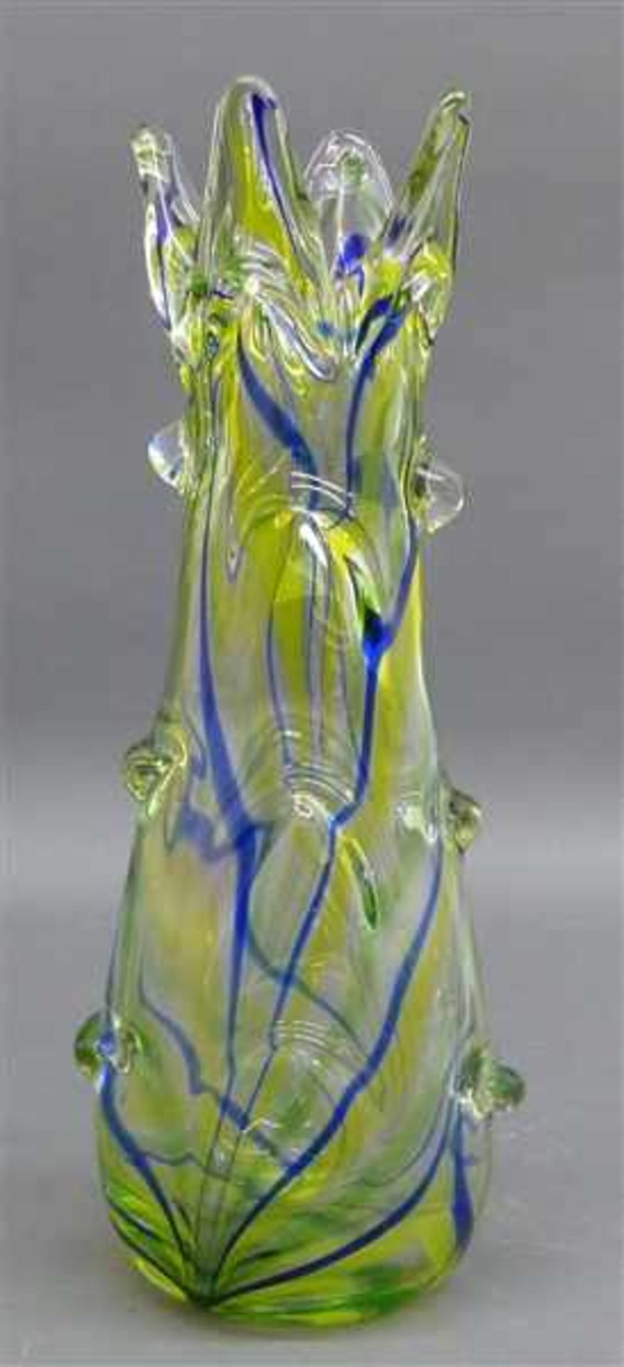 ZiervaseKristallglas, Murano, grünlich eingefärbt, blaue Einschmelzungen, Noppendekor, h 36 cm,