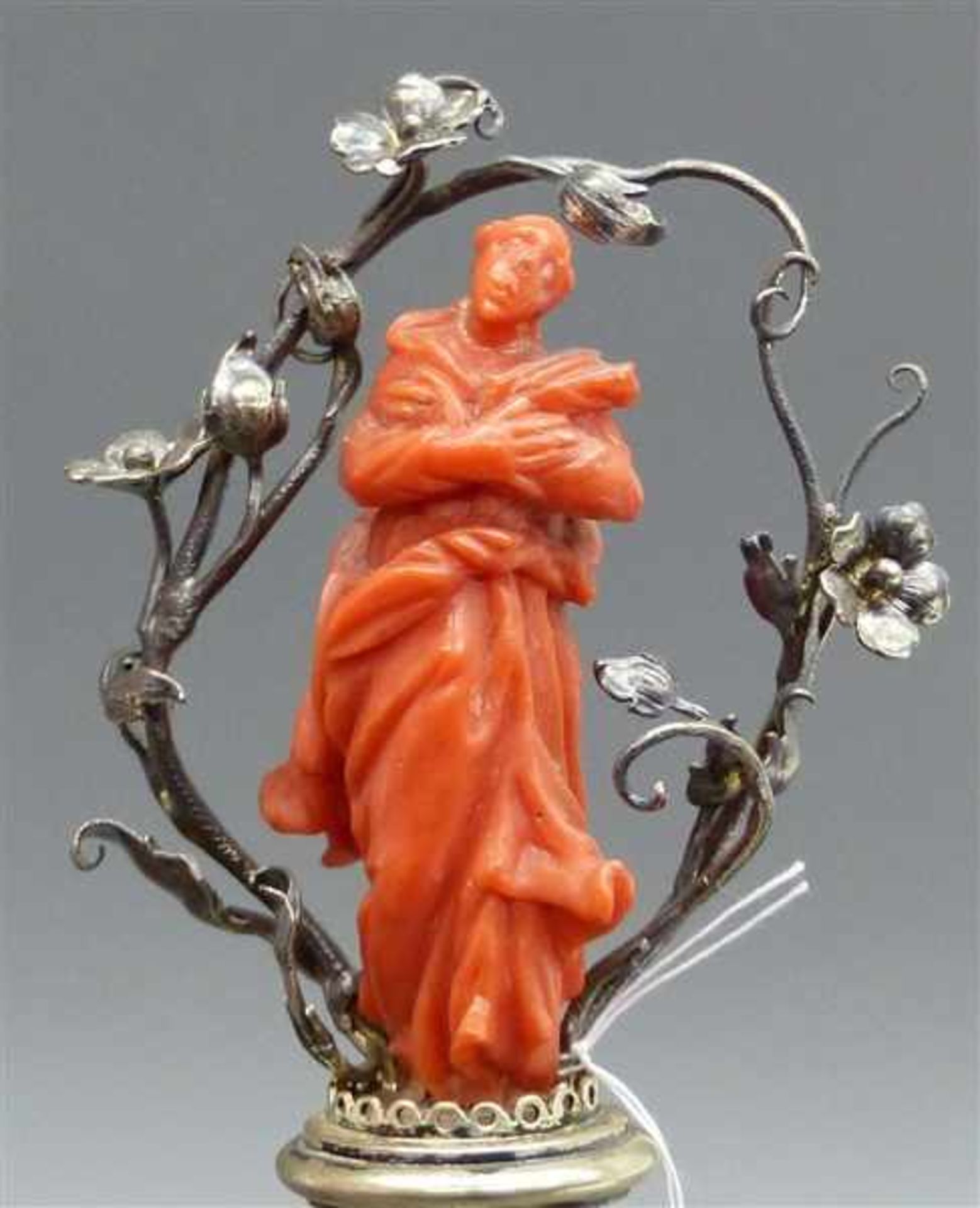 Miniaturarbeitsilberne Säule mit Blütenkranz, punziert, auf der Säule eine geschnitzte Madonna aus - Bild 2 aus 3