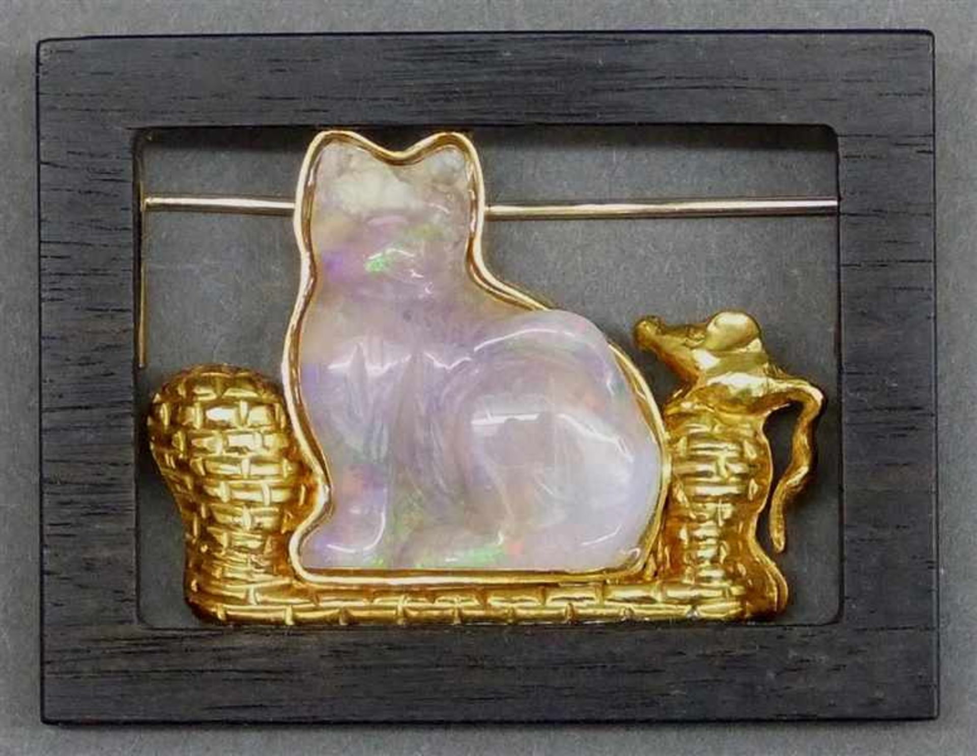 Katzenbildals Brosche, 18 kt. Gelbgoldmontur, Katze aus Opal geschnitten, Holzrähmchen, Fries-