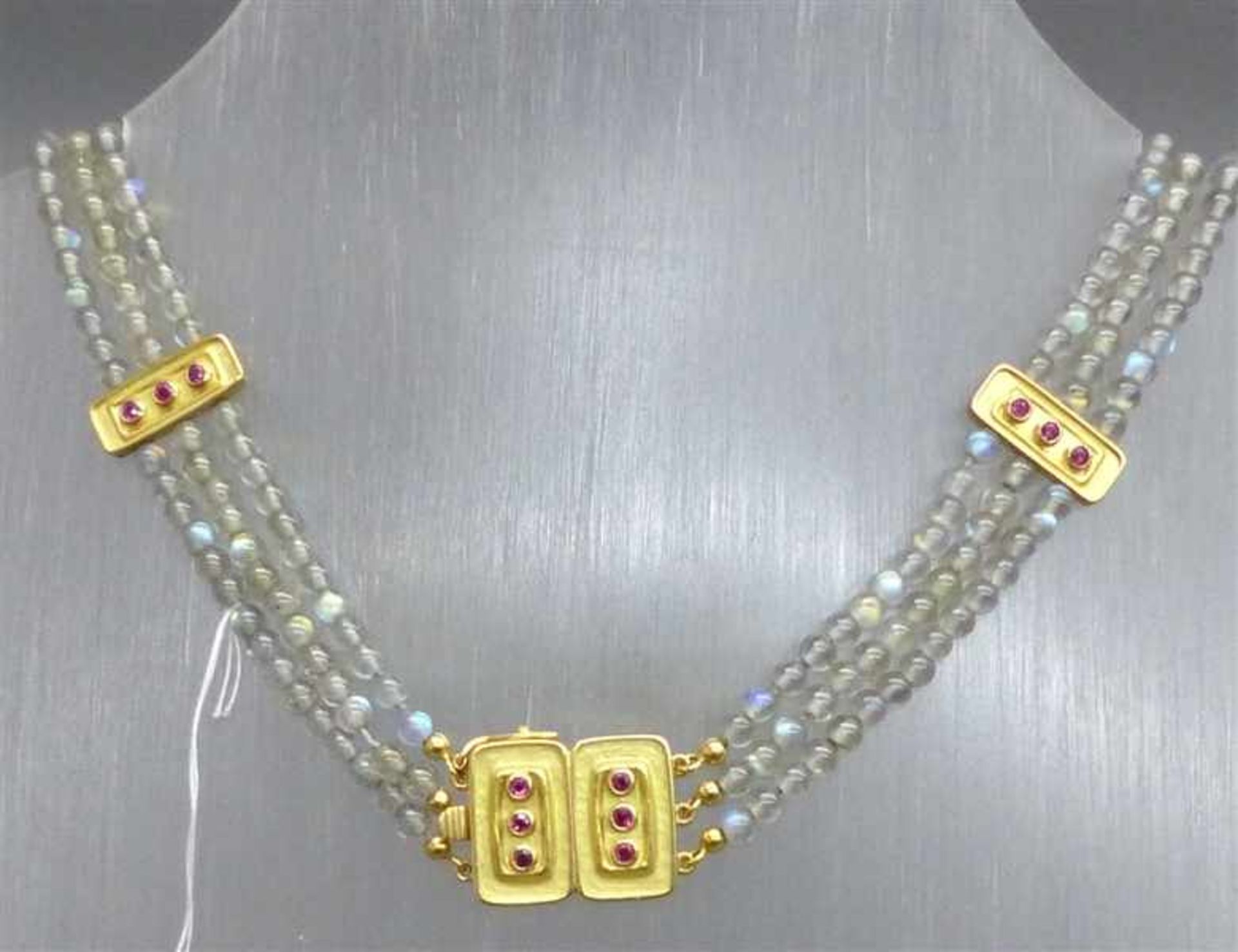 Collier18 kt. Gelbgold-Schloss, 2 Zwischenstücke, 12 Rubine, 3 Stränge mit grauen Edelsteinperlchen,