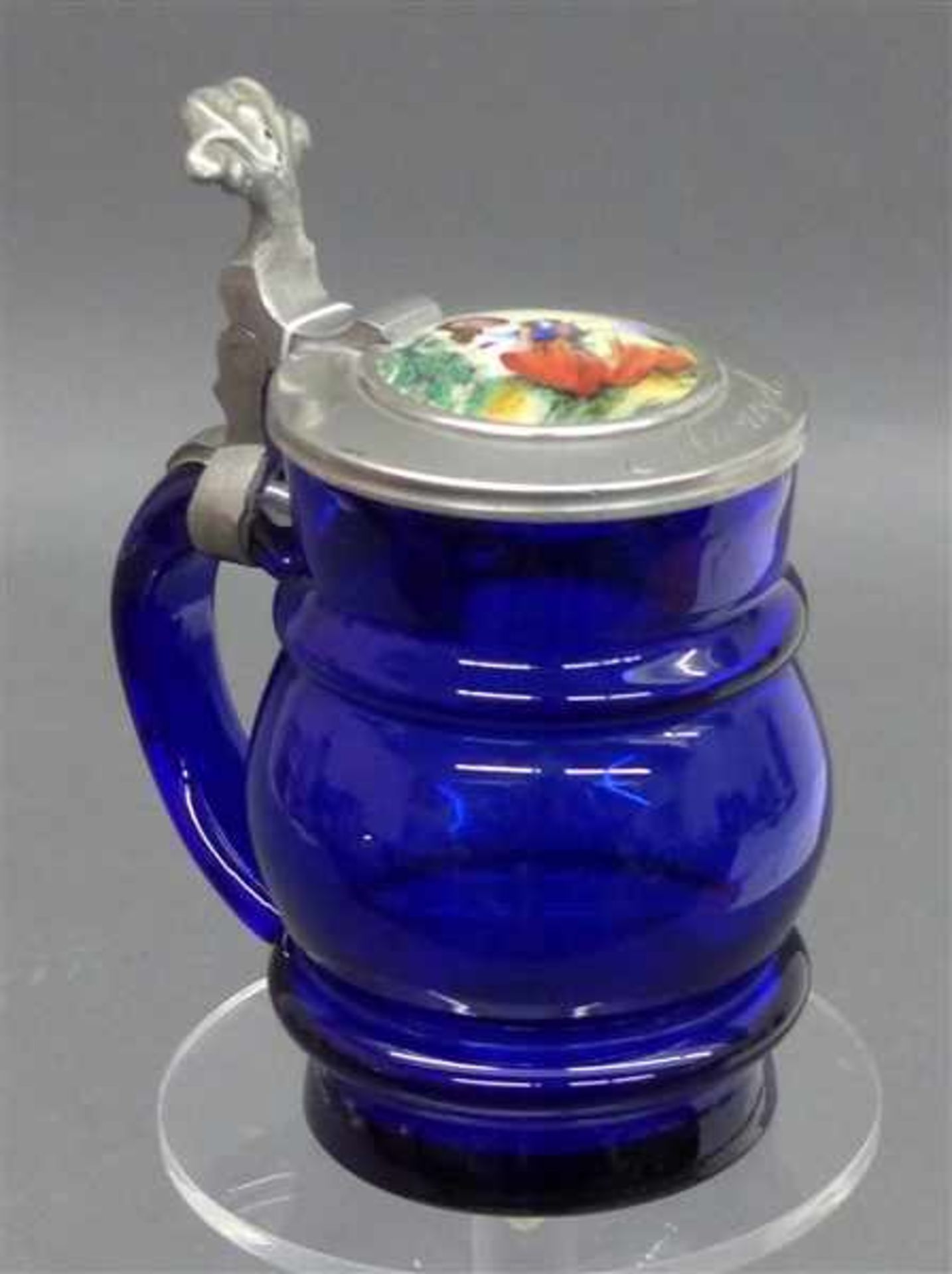 Kinderkrugkobaltblaues Glas, 19. Jh., Zinndeckel mit bemaltem Porzellaneinsatz, h 14 cm,