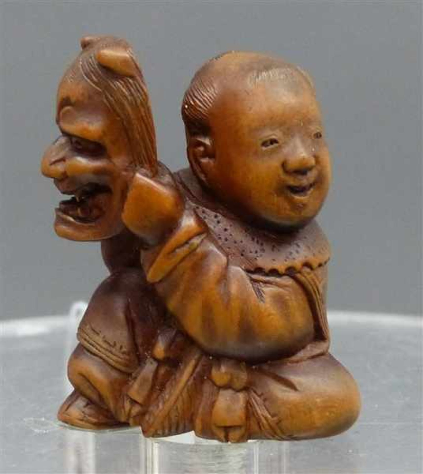 NetsukeChina, Holz, geschnitzt, Junge mit Maske, 20. Jh., h 4 cm,