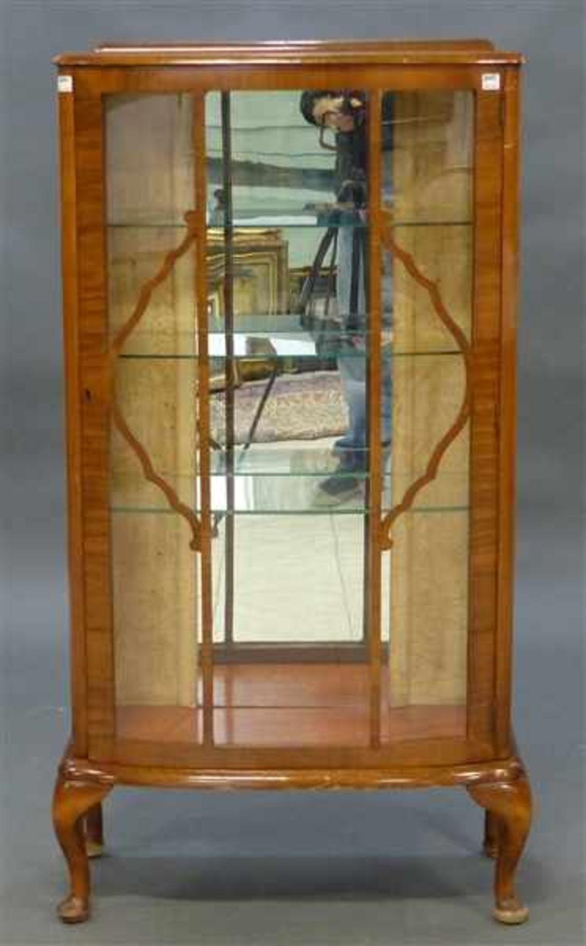 Vitrine, um 1930Mahagoni, eintürig, dreiseitig verglast, Innenspiegel, 3 Glasablagen, 117x60x33 cm,