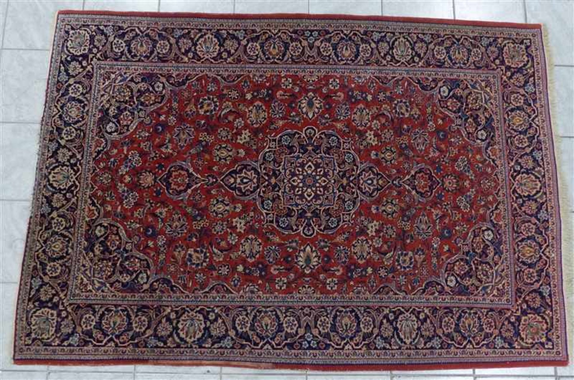 Keshan Brückeblau-rot grundig, florares Muster, Mittelmedaillon, Randbeschädigung, 205x140 cm,
