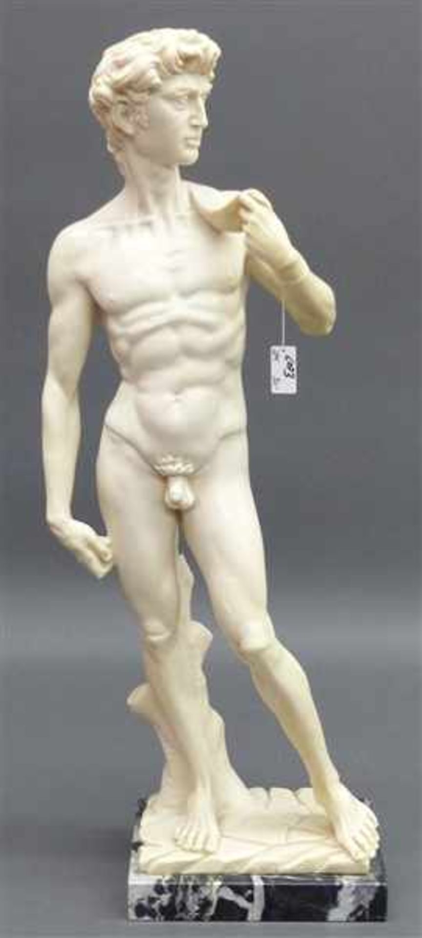 Masseskulpturstehender nackter Mann, nach griechischem Vorbild, auf Marmorsockel, 20. Jh.,