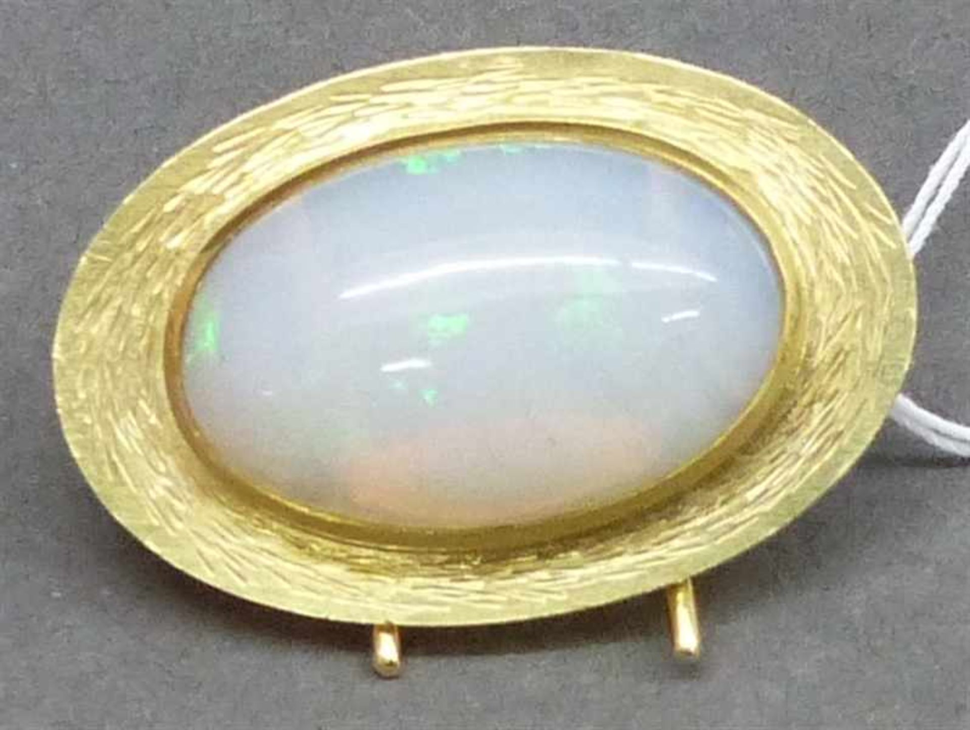 Brosche14 kt. Gelbgold, 1 Opal, gravierte Fassung, Fries-Arauner, Augsburg, Meisterpunze,