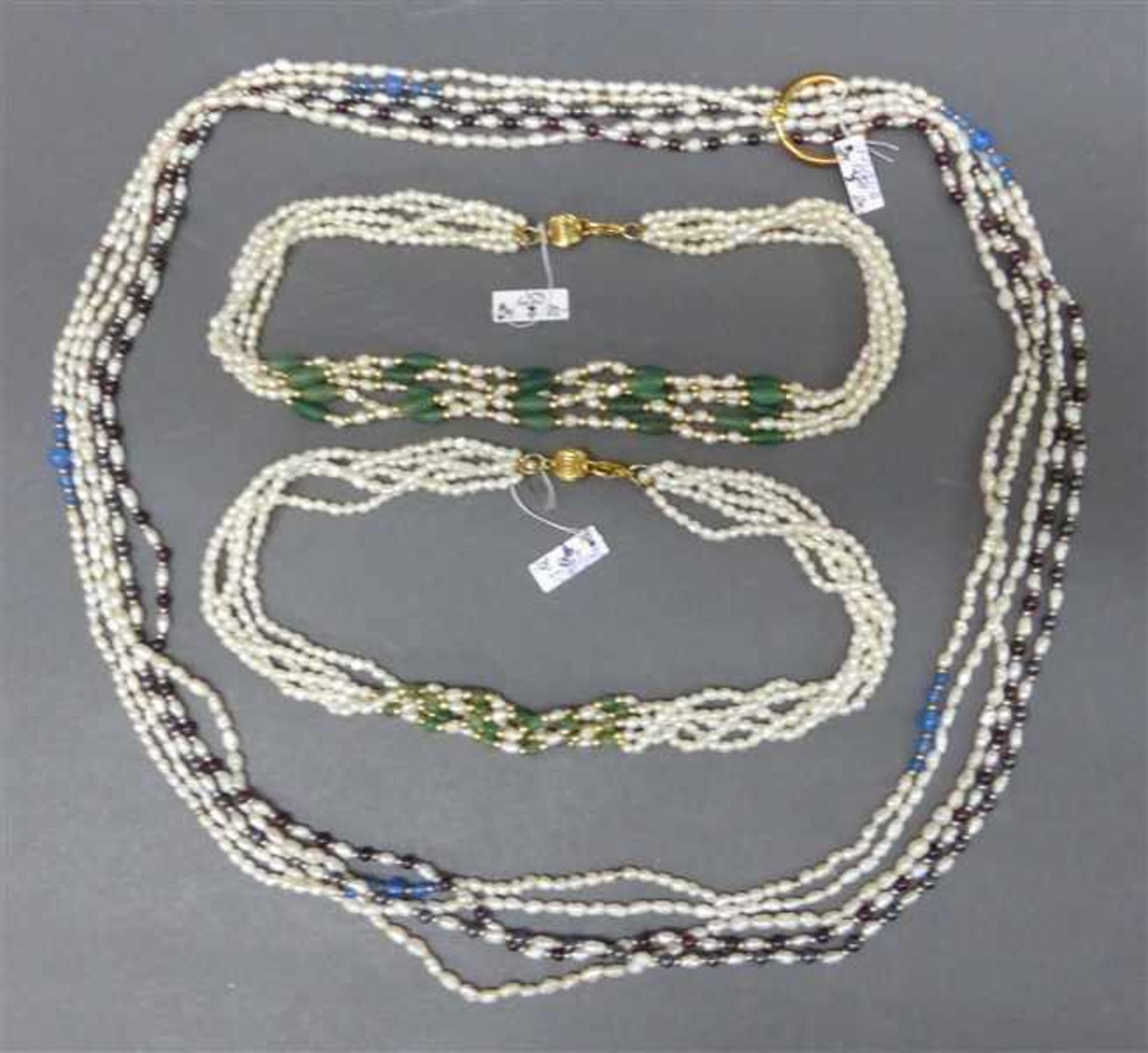 Konvolut 7 Halsketten2 Colliers, Biwaperlen, je 5-reihig, Jadezwischenstücke, 5 Biwaperlenketten,