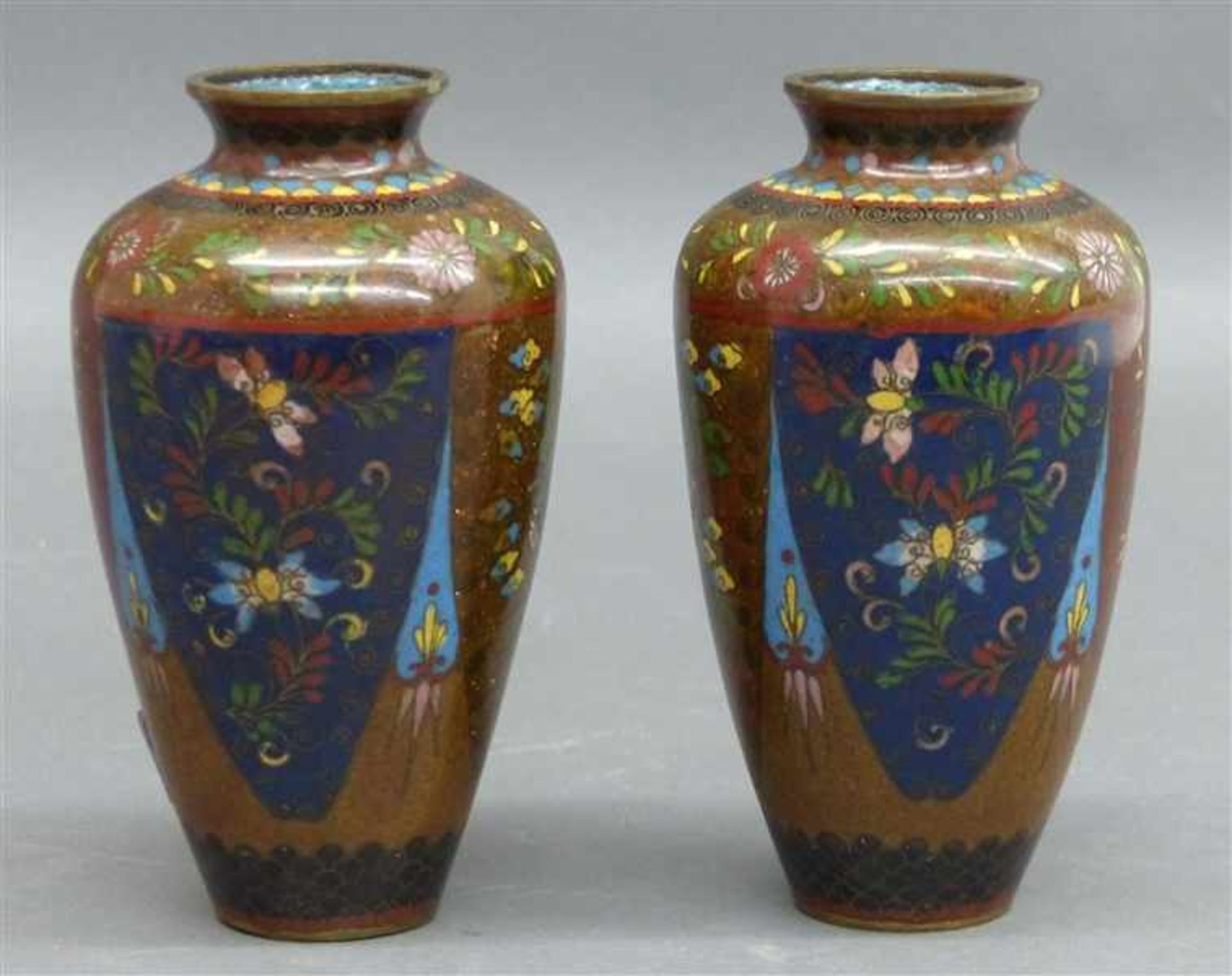 Paar CloisonnevasenChina, um 1900, reiche florale und Tierbemalung, h 16 cm,
