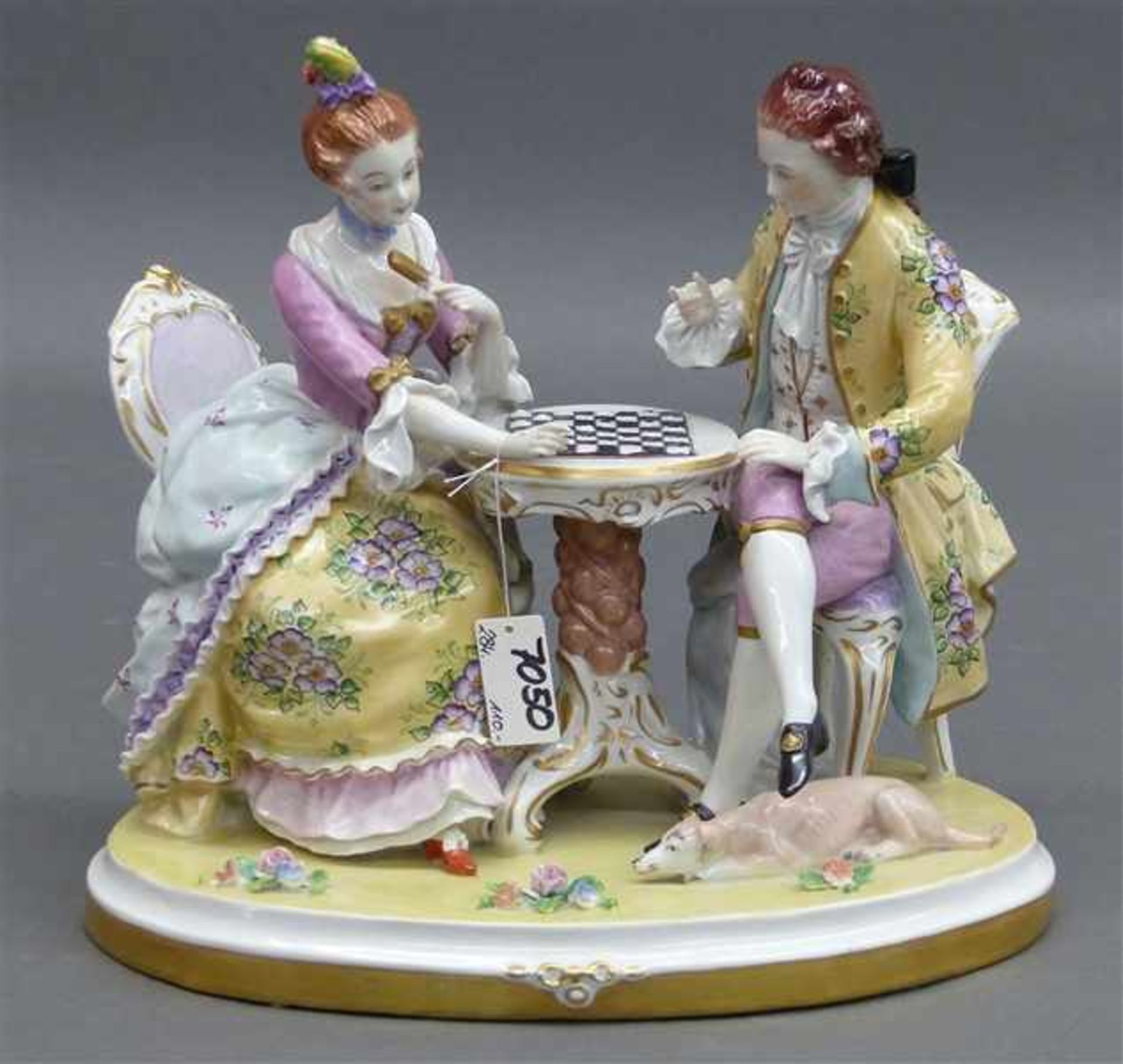Porzellanskulpturvornehmes Paar im Rokokogewand beim Damespiel, blaue Bodenmarke, Manufaktur