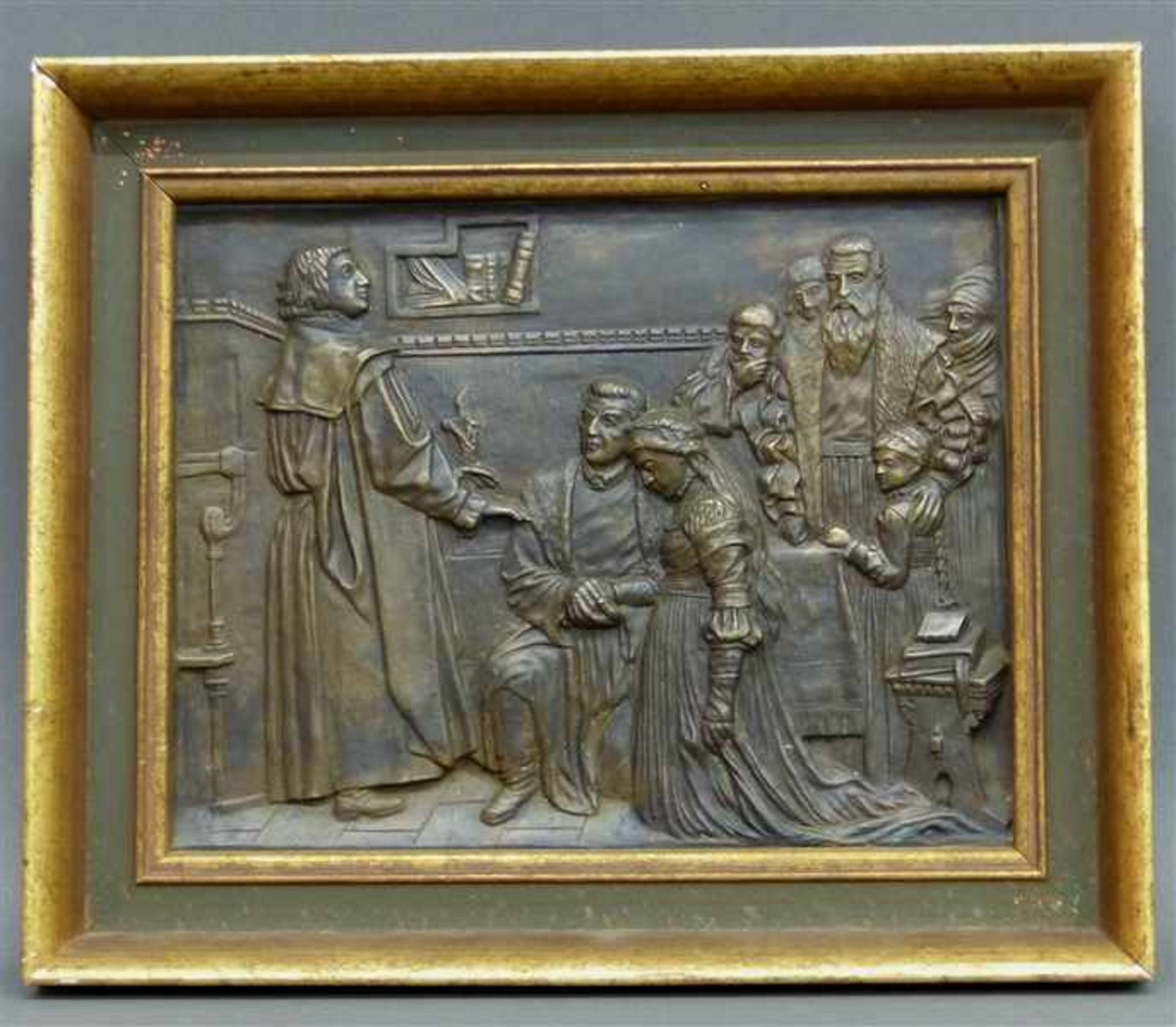 Bronzereliefum 1950, kirchliche Trauzeremonie mit weiteren Personen, 16x21 cm, im Rahmen,