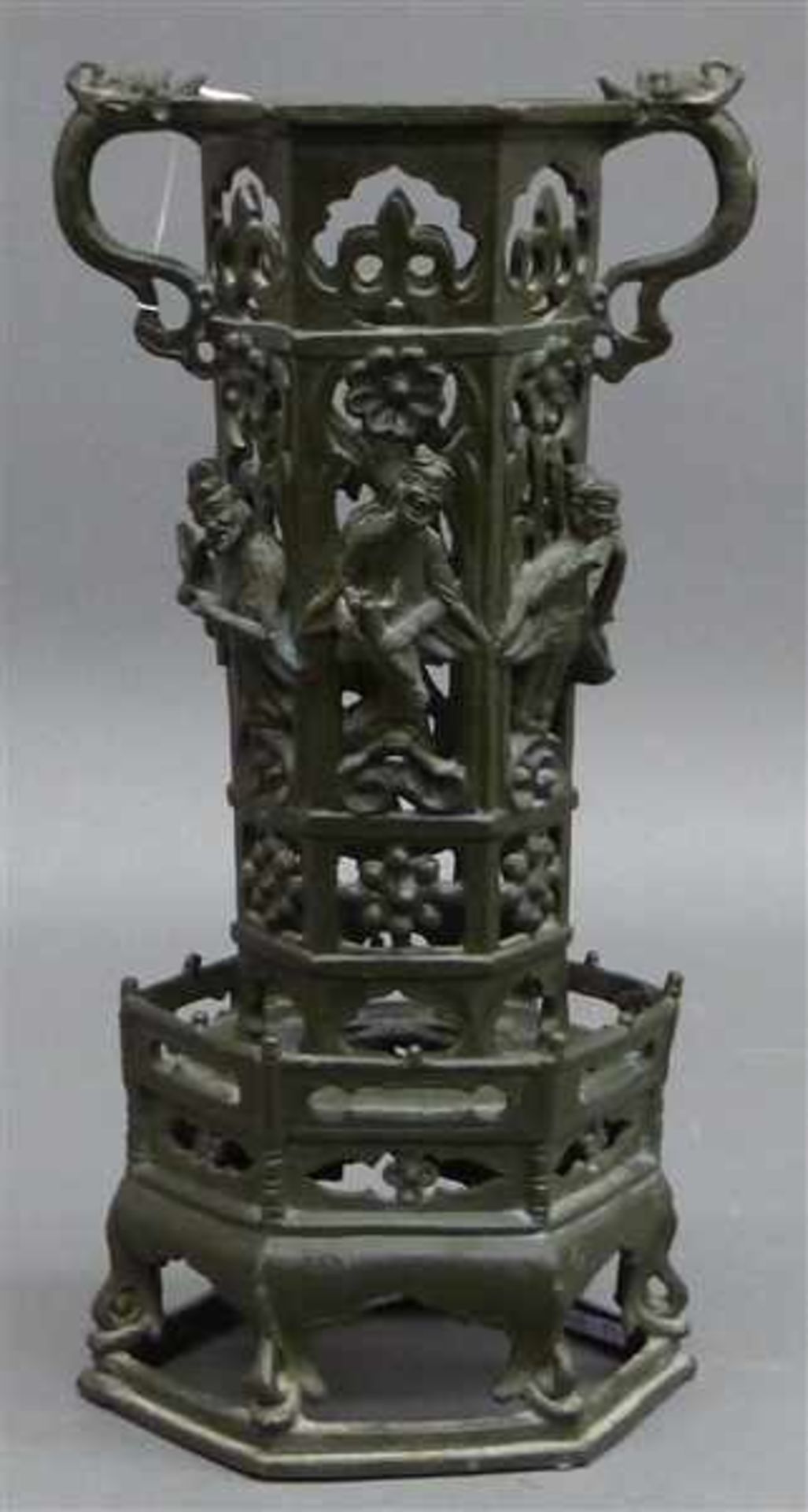 RäuchergefaßMetall, China, Turmförmig, beidseitiger Henkel, Personendekor, h 28 cm,