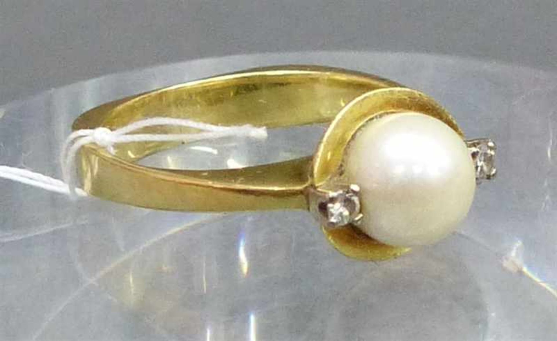 Damenring14 kt. Gelbgold, 1 Zuchtperle, d 7 mm, 2 kl. Diamanten, ca. 6 g schwer, RM 54,