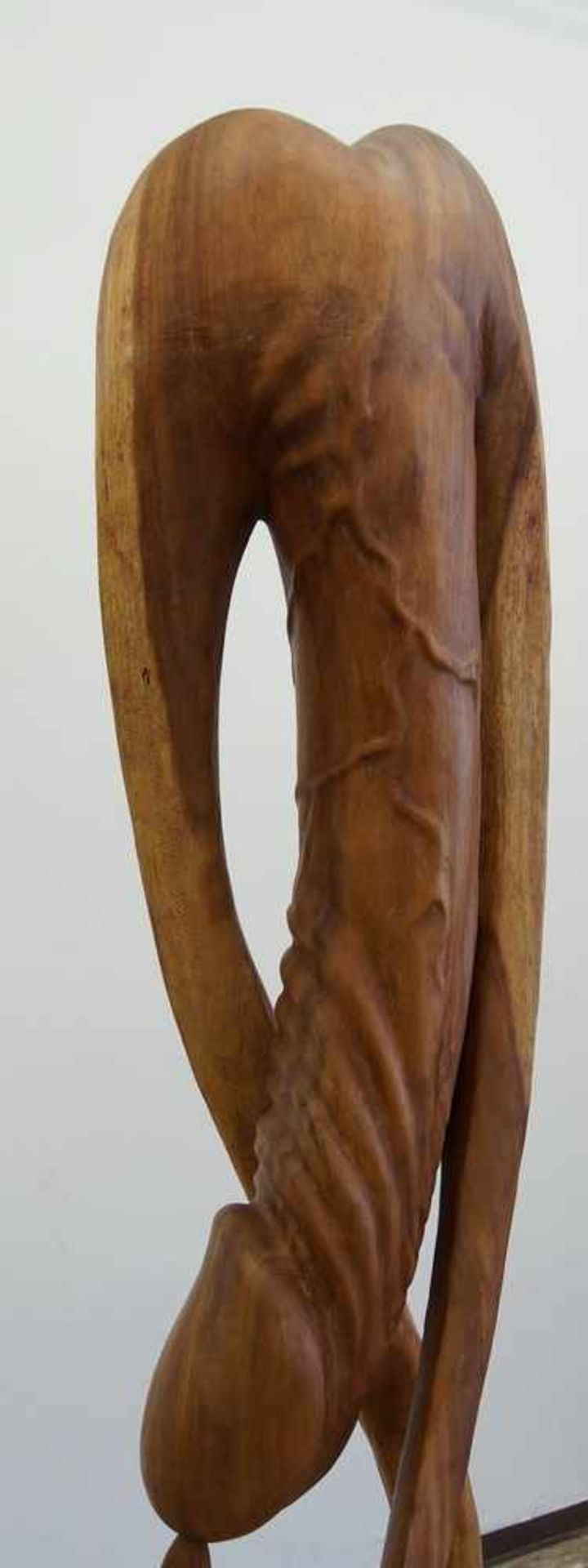 Grosser, in Holz geschnitzter Phallus in abstrakter Darstellung, H 170 cm - Bild 3 aus 6
