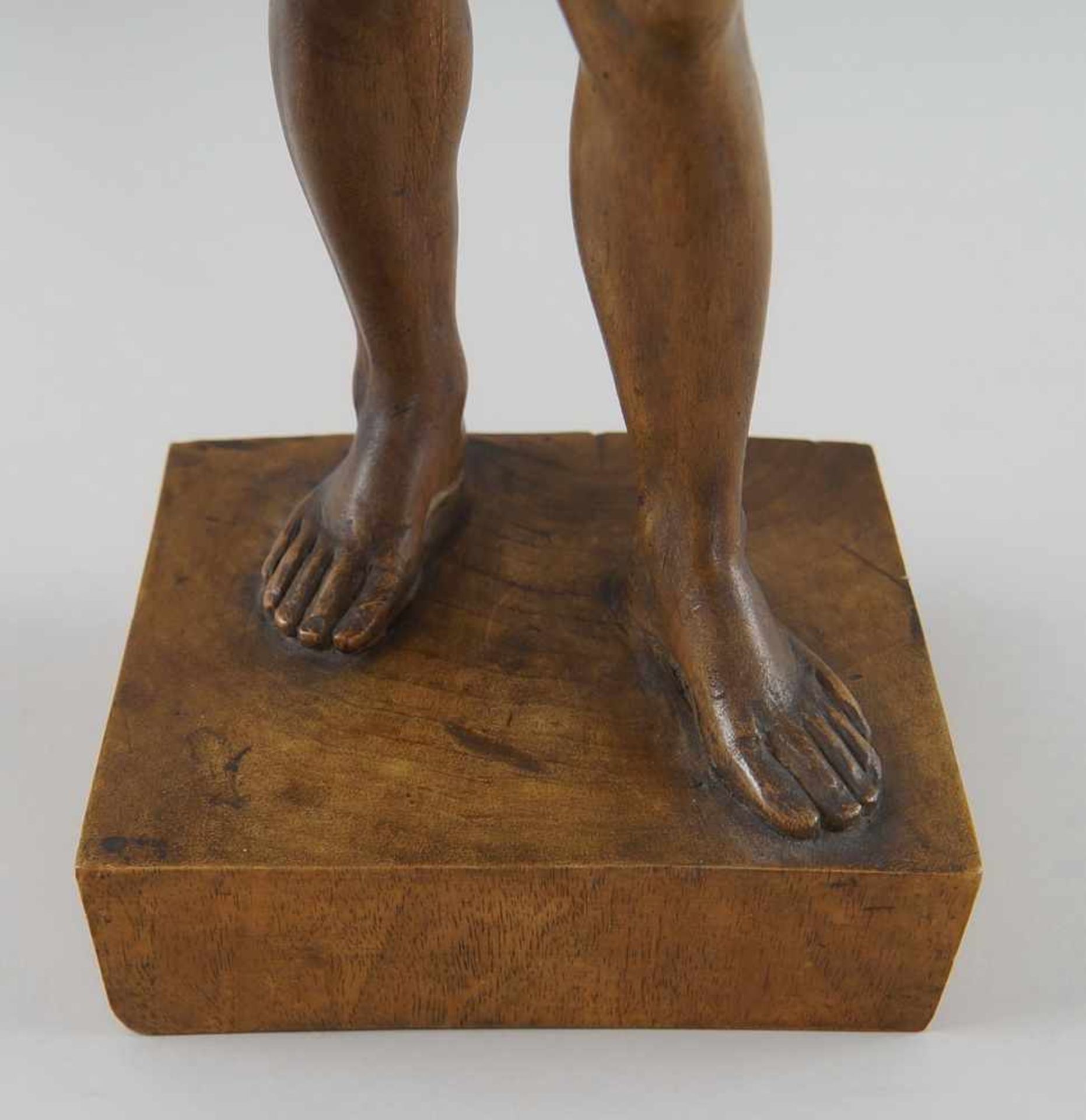 Stehender, muskulöser Mann mit einem String, Holz geschnitzt, signiert, H 52 cm - Bild 3 aus 7